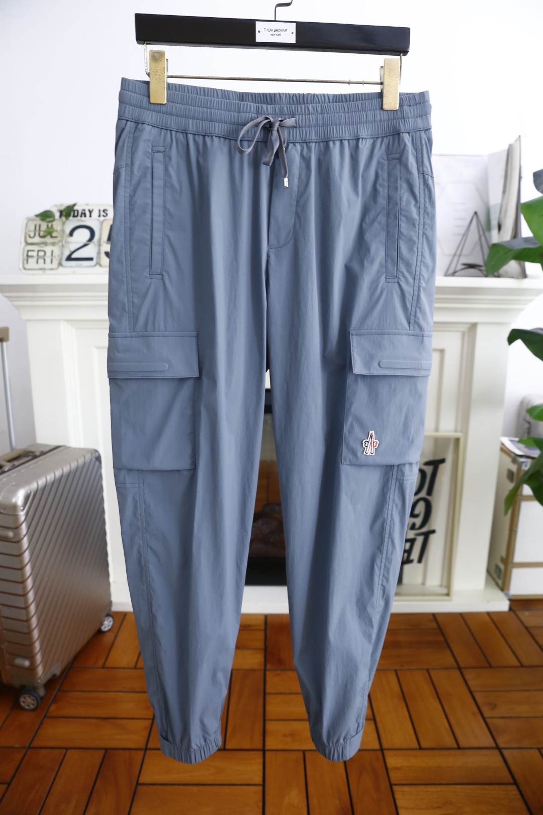 NO:476824,Mo*cler. 25 new summer fashion men's thin casual pants!  It uses imported comfortable and breathable fabrics, and the luxury brand's classic original LOGO design is casual and comfortable!  Elastic waist and close the casual combination without restraint!  The same product for overseas European counters, the upper body is fashionable and sporty, very low-key and luxurious!  The stitching of the turner is delicate and strong!  Perfect three-dimensional tailoring, highly recommend buying the product!  Counter sizes 48-58, shipped the next day!  ,Moncler,alexander wang19860909蒙口/Mo*cler. 25夏季新品时尚男士薄款休闲裤！采用进口舒适透气面料,奢华品牌经典原版LOGO设计 上身随意舒服！松紧腰收口休闲搭配无束缚感！海外欧洲专柜同品,上身时尚运动显时尚,很低调且不失奢华品味！车工缝线细致而强悍！完美立体剪裁,强烈推荐购入货色！专柜尺码48-58,隔天出货！,,Moncler,alexander wang,Men's clothing