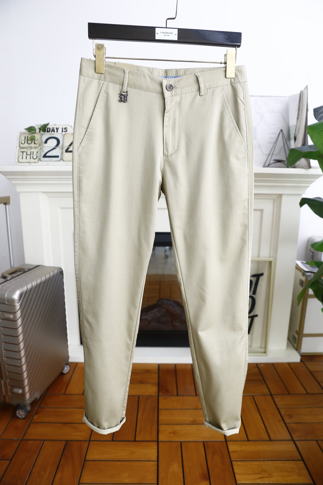 NO:477372,Burb*rry. 2025 summer new product fashionable men's casual trousers!  It uses comfortable and breathable fabric, luxurious and classic brand Zhanma LOGO design, and the upper body is casual and comfortable!  No sense of restraint!  The same product for overseas European counters, the upper body is fashionable and sporty, very low-key and luxurious!  The stitching of the turner is delicate and strong!  Perfect three-dimensional tailoring, highly recommend buying the product!  Counter size: 29-38, no 35/37!  Shipping the next day!  ,burberry,burberry,alexander wang19860909巴宝丽/Burb*rry. 2025夏季新品时尚男士休闲西裤！采用舒适透气面料,奢华经典品牌战马LOGO设计 上身随意舒服！无束缚感！海外欧洲专柜同品,上身时尚运动显时尚,很低调且不失奢华品味！车工缝线细致而强悍！完美立体剪裁,强烈推荐购入货色！专柜尺码:29-38,无35/37！隔天出货！,,burberry,burberry,alexander wang,Men's clothing