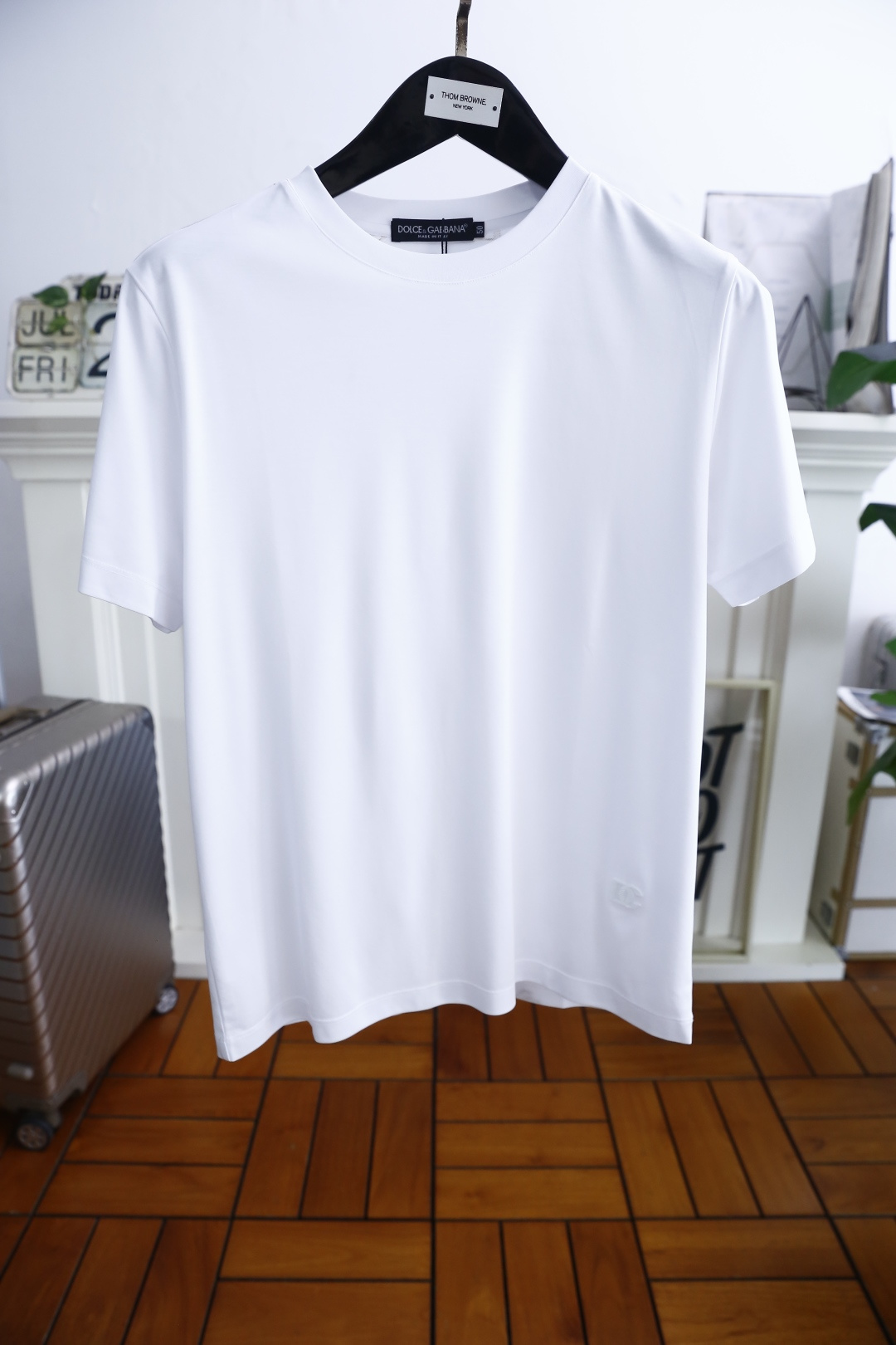 NO:477395,Dolce & Gabbana. 2025 summer new product men's round neck short-sleeved luxury brand classic letter LOGO logo marked on the upper body to experience the youthfulness and fashion sense brought by this design!  The overall style is fashionable and trendy, using comfortable and breathable fabric, soft, skin-friendly and breathable, and has a very crisp and crisp drooping feeling. The upper body is fashionable and fashionable, and it is a must-have item for trendy men!  Counter size M-3XL, shipped the next day!  ,Dolce & Gabbana,Dolce & Gabbana,T-shirt,alexander wang19860909杜嘉班纳/Dolce & Gabbana. 2025夏季新品男士圆领短袖奢华品牌经典字母LOGO标识标注上身就能体会这款设计带来的年轻与时尚感！整体时尚而有潮流,采用舒适透气面料 柔软亲肤透气 ,又有很好的挺括 垂感 上身时尚潮流色系,潮男必备单品！专柜尺码M-3XL,隔天出货！,,Dolce&Gabbana,Dolce&Gabbana,T-shirt,alexander wang,Men's clothing