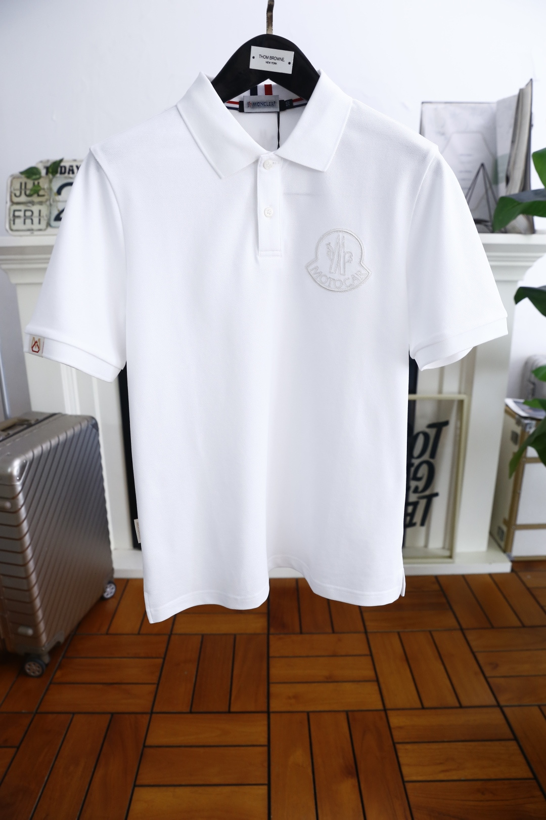 NO:477406,Mon*ler. 2025 summer new product men's lapel short-sleeved POLO shirt luxury brand classic LOGO design!  Anyone can easily control it with top fine Judy cotton fabric!  It is very high-end and understandable. It must be purchased!  The style and tailoring are slim styles, which are very exquisite, showing aura and highlighting the exquisiteness of business men. This is the unique feature, the right slim fit, and the upper body effect is very good!  Counter size M-3XL, shipped the next day!  , Moncler, T-shirt, alexander wang19860909蒙口/Mon*ler. 2025夏季新品男士翻领短袖POLO衫奢华品牌经典LOGO设计！任何人都可以轻松驾驭 采用顶级加细朱迪棉面料！非常显档次懂货的必须入！版型剪裁属于修身款 非常精致,显气场,又会凸显商务男士的精致,这就是独到之处,恰到好处的修身,上身效果非常赞！专柜尺码M-3XL,隔天出货！,,Moncler,T-shirt,alexander wang,Men's clothing