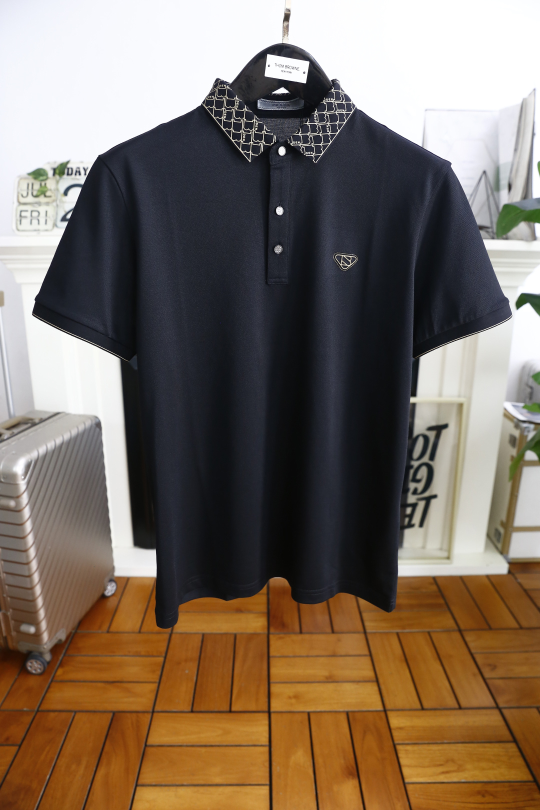 NO:477424,Pula*/Pr*da. 25 summer new men's lapel polo shirt is made of high-end comfortable and breathable fabric!  Luxury classic custom triangle logo design, which is very high-end and must be entered if you understand the goods!  The style and tailoring are slim styles, which are very exquisite, showing aura and highlighting the exquisiteness of business men. This is the unique feature, the right slim fit, and the upper body effect is very good!  Counter size M-3XL, shipped the next day!  ,prada,alexander wang19860909普拉*/Pr*da. 25夏季新品男士翻领polo衫采用高档舒适透气面料！奢华经典定制三角标LOGO设计,非常显档次懂货的必须入！版型剪裁属于修身款 非常精致,显气场,又会凸显商务男士的精致,这就是独到之处,恰到好处的修身,上身效果非常赞！专柜尺码M-3XL,隔天出货！,,prada,alexander wang,Men's clothing