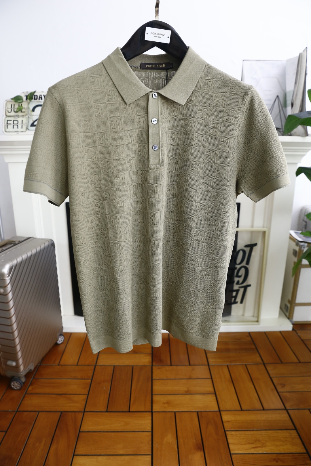 NO:477417,Kavali. 2025 summer new product men's lapel short-sleeved POLO shirt high-end custom versatile styles that anyone can easily control. It uses high-end top Yilit fabrics!  Luxury classic element design, very high-end and must-have if you understand the goods!  The style and tailoring are slim styles, which are very exquisite, showing aura and highlighting the exquisiteness of business men. This is the unique feature, just right slim fit, and the upper body effect is very good!  Counter size M-3XL, shipped the next day!  ,T-shirt,alexander wang19860909卡瓦丽. 2025夏季新品男士翻领短袖POLO衫高级定制百搭款式 任何人都可以轻松驾驭 采用高档顶级伊力特面料！奢华经典元素设计,非常显档次懂货的必须入！版型剪裁属于修身款 非常精致,显气场,又会凸显商务男士的精致,这就是独到之处,恰到好处的修身,上身效果非常赞！专柜尺码M-3XL,隔天出货！,,T-shirt,alexander wang,Men's clothing