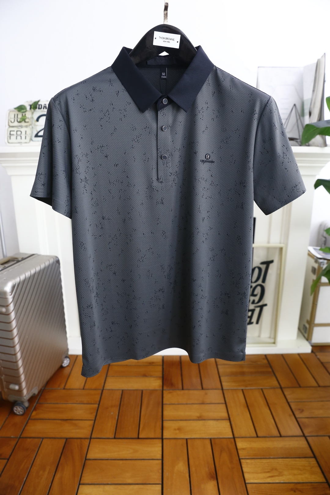 NO:477431,LULU. The new summer 25 new men's lapel polo shirt is made of high-end comfortable and breathable fabric!  Luxury classic brand letter LOGO design, which is very high-end and must be entered if you understand the goods!  The style and tailoring are slim styles, which are very exquisite, showing aura and highlighting the exquisiteness of business men. This is the unique feature, the right slim fit, and the upper body effect is very good!  Counter size M-3XL, shipped the next day!  ,alexander wang19860909LULU. 25夏季新品男士翻领polo衫采用高档舒适透气面料！奢华经典品牌字母LOGO设计,非常显档次懂货的必须入！版型剪裁属于修身款 非常精致,显气场,又会凸显商务男士的精致,这就是独到之处,恰到好处的修身,上身效果非常赞！专柜尺码M-3XL,隔天出货！,,alexander wang,Men's clothing