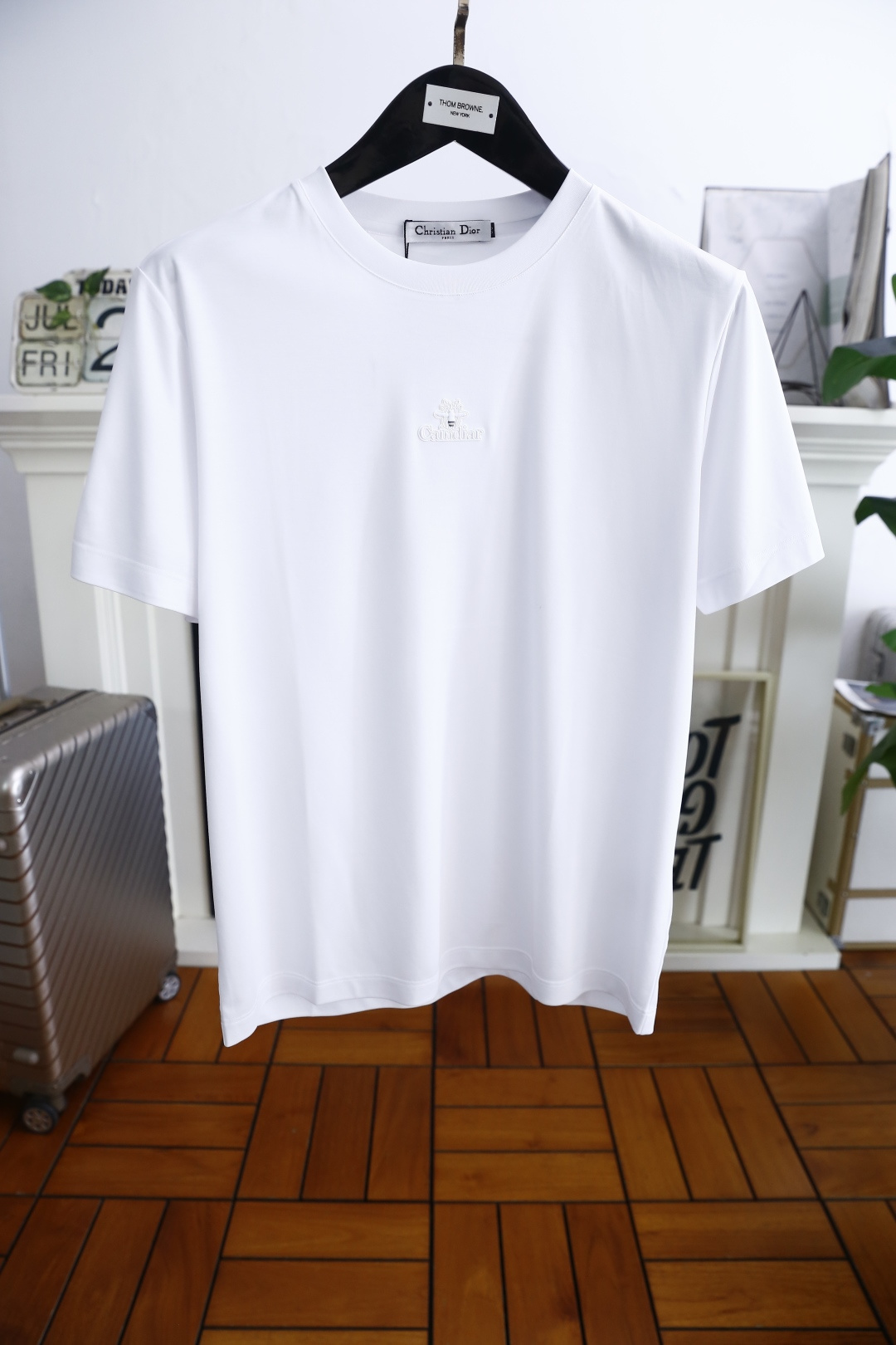 NO:477400,Dior/Christian D*or. 2025 summer new product men's round neck short sleeves luxury custom letters LOGO logo on the chest to appreciate the youthfulness and fashion sense brought by this design!  The overall style is fashionable and trendy, using comfortable and breathable mercerized cotton fabric, soft, skin-friendly and breathable, and has a very crisp and crisp drooping feeling. The upper body is fashionable and fashionable colors, a must-have item for trendy men!  Counter size M-3XL, shipped the next day!  ,dior,T-shirt,alexander wang19860909迪奥/Christian D*or. 2025夏季新品男士圆领短袖胸前奢华定制字母LOGO标识标注上身就能体会这款设计带来的年轻与时尚感！整体时尚而有潮流,采用舒适透气丝光棉面料 柔软亲肤透气 ,又有很好的挺括 垂感 上身时尚潮流色系,潮男必备单品！专柜尺码M-3XL,隔天出货！,,dior,T-shirt,alexander wang,Men's clothing