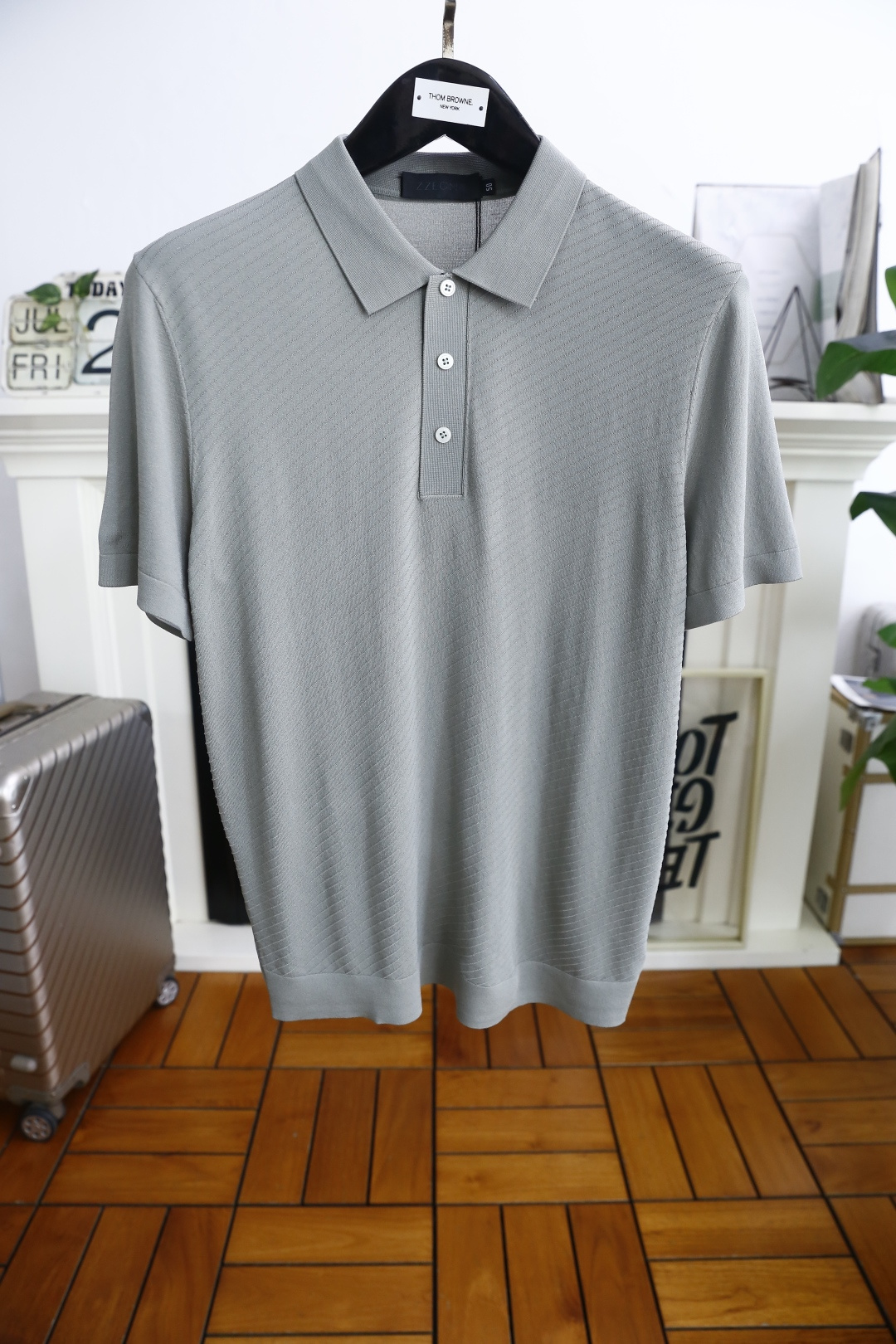 NO:499296,Jerney*. 2025 summer new product men's lapel short-sleeved POLO shirt high-end custom versatile styles that anyone can easily control. It uses high-end top Yilit fabrics!  Luxury classic element design, very high-end and must-have if you understand the goods!  The style and tailoring are slim styles, which are very exquisite, showing aura and highlighting the exquisiteness of business men. This is the unique feature, just right slim fit, and the upper body effect is very good!  Counter size M-3XL, shipped the next day!  ,zegna,T-shirt,alexander wang19860909杰尼*. 2025夏季新品男士翻领短袖POLO衫高级定制百搭款式 任何人都可以轻松驾驭 采用高档顶级伊力特面料！奢华经典元素设计,非常显档次懂货的必须入！版型剪裁属于修身款 非常精致,显气场,又会凸显商务男士的精致,这就是独到之处,恰到好处的修身,上身效果非常赞！专柜尺码M-3XL,隔天出货！,,zegna,T-shirt,alexander wang,Men's clothing