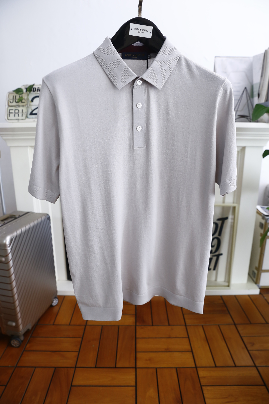NO:499286,Louis Vuitt*n. 2025 summer new product men's lapel short-sleeved POLO shirt with high-end custom versatile styles that anyone can easily control. Use high-end top Yilit fabrics!  Luxury classic element design, very high-end and must-have if you understand the goods!  The style and tailoring are slim styles, which are very exquisite, showing aura and highlighting the exquisiteness of business men. This is the unique feature, just right slim fit, and the upper body effect is very good!  Counter size M-3XL, shipped the next day!  ,,louis vuitton,louis vuitton,T-shirt,alexander wang19860909路易威*/Louis Vuitt*n. 2025夏季新品男士翻领短袖POLO衫高级定制百搭款式 任何人都可以轻松驾驭 采用高档顶级伊力特面料！奢华经典元素设计,非常显档次懂货的必须入！版型剪裁属于修身款 非常精致,显气场,又会凸显商务男士的精致,这就是独到之处,恰到好处的修身,上身效果非常赞！专柜尺码M-3XL,隔天出货！,,louis vuitton,louis vuitton,T-shirt,alexander wang,Men's clothing