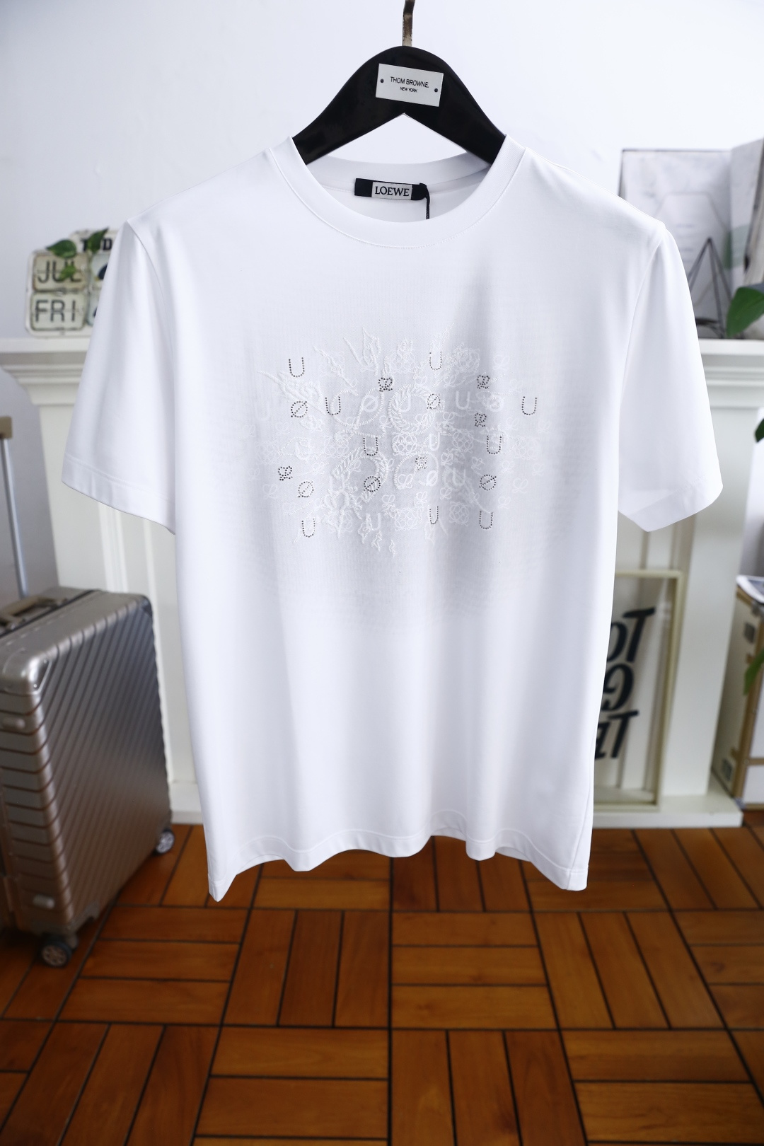 NO:499277,Luo Yiwei. New summer 2025!  Fashionable and casual round neck short-sleeved fashion item design, more fashionable and comfortable, high-standard customization, very stylish upper body, luxurious and classic custom LOGO pattern on the chest, customer-supplied auxiliary materials, using comfortable mercerized cotton fabric with very delicate texture, exquisite details and exquisite craftsmanship, extremely shaping item, can be matched with any fashion, super good style, a must-have item for trendy men. Counter code: 48-56, shipped the next day!  ,loewe,T-shirt,alexander wang19860909罗意威. 2025夏季新款！时尚休闲圆领短袖时尚单品设计,更加时尚舒适,高标准定制,上身非常有型,胸前奢华经典定制LOGO图案 客供辅料,采用舒适丝光棉面料质感非常细腻,细节工艺精湛考究,塑造性极高的一款单品,任何时装都可以搭配,版型超级好 潮男必备单品 专柜码:48-56,隔天出货！,,loewe,T-shirt,alexander wang,Men's clothing