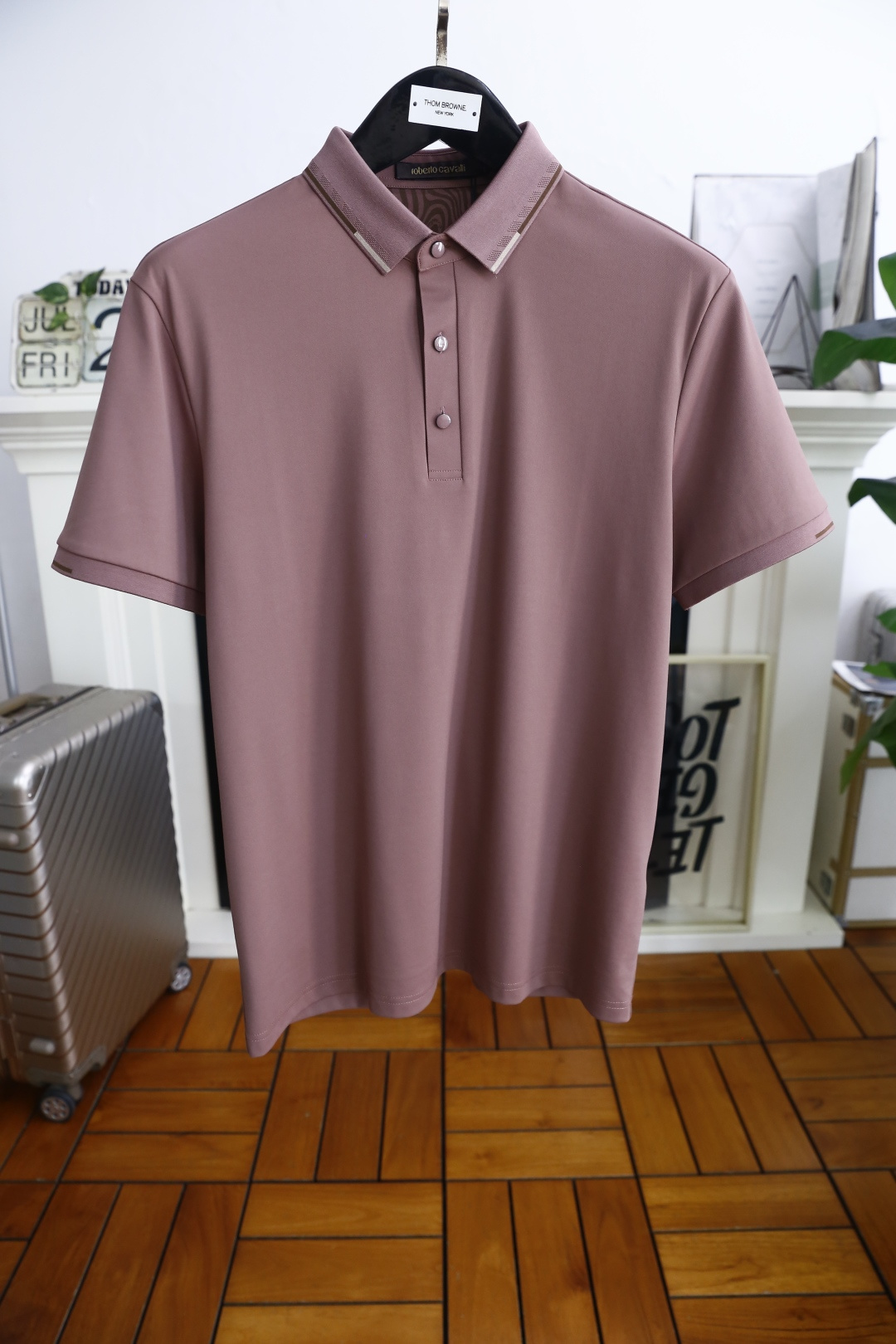 NO:499313,Kavali. 2025 summer new product men's lapel short-sleeved POLO shirt with luxurious classic elements!  Use high-end, top-quality comfortable, breathable and cool fabric!  It is very high-end and understandable. It must be purchased!  The style and tailoring are slim styles, which are very exquisite, showing aura and highlighting the exquisiteness of business men. This is the unique feature, the right slim fit, and the upper body effect is very good!  Counter size M-3XL, shipped the next day!  ,T-shirt,alexander wang19860909卡瓦丽. 2025夏季新品男士翻领短袖POLO衫奢华经典元素搭配！采用高档顶级舒适透气凉感面料！非常显档次懂货的必须入！版型剪裁属于修身款 非常精致,显气场,又会凸显商务男士的精致,这就是独到之处,恰到好处的修身,上身效果非常赞！专柜尺码M-3XL,隔天出货！,,T-shirt,alexander wang,Men's clothing