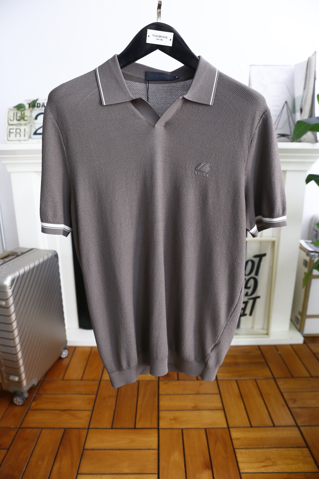 NO:499301,Balenciaga. 25 summer new product men's lapel polo shirt fashionable exquisite neckline design!  Luxurious custom logo pairing on the chest!  Anyone can easily control it with high-end, comfortable and breathable fabric!  It is very high-end and understandable. It must be purchased!  The style and tailoring are slim styles, which are very exquisite, showing aura and highlighting the exquisiteness of business men. This is the unique feature, the right slim fit, and the upper body effect is very good!  Counter size M-3XL, shipped the next day!  ,balenciaga,alexander wang19860909巴黎世家. 25夏季新品男士翻领polo衫时尚精致领口设计！胸前奢华定制LOGO搭配！任何人都可以轻松驾驭 采用高档舒适透气面料！非常显档次懂货的必须入！版型剪裁属于修身款 非常精致,显气场,又会凸显商务男士的精致,这就是独到之处,恰到好处的修身,上身效果非常赞！专柜尺码M-3XL,隔天出货！,,balenciaga,alexander wang,Men's clothing