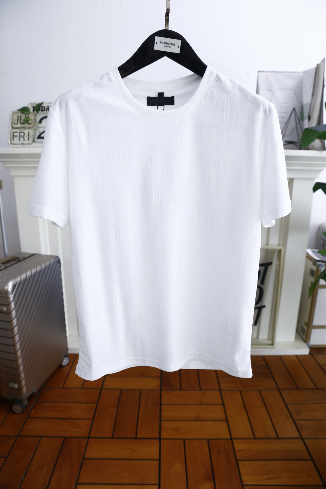 NO:499281,Dior/Christian D*or. 2025 summer new product men's round neck short sleeves with luxurious custom LOGO logo on the chest and you can experience the youthfulness and fashion sense brought by this design!  The overall style is fashionable and trendy, using comfortable and breathable cotton fabric, soft, skin-friendly and breathable, and has a very crisp and crisp drooping feeling. The upper body is fashionable and fashionable colors, a must-have item for trendy men!  Counter size M-3XL, shipped the next day!  ,dior,T-shirt,alexander wang19860909迪奥/Christian D*or. 2025夏季新品男士圆领短袖胸前奢华定制LOGO标识标注上身就能体会这款设计带来的年轻与时尚感！整体时尚而有潮流,采用舒适透气棉面料 柔软亲肤透气 ,又有很好的挺括 垂感 上身时尚潮流色系,潮男必备单品！专柜尺码M-3XL,隔天出货！,,dior,T-shirt,alexander wang,Men's clothing