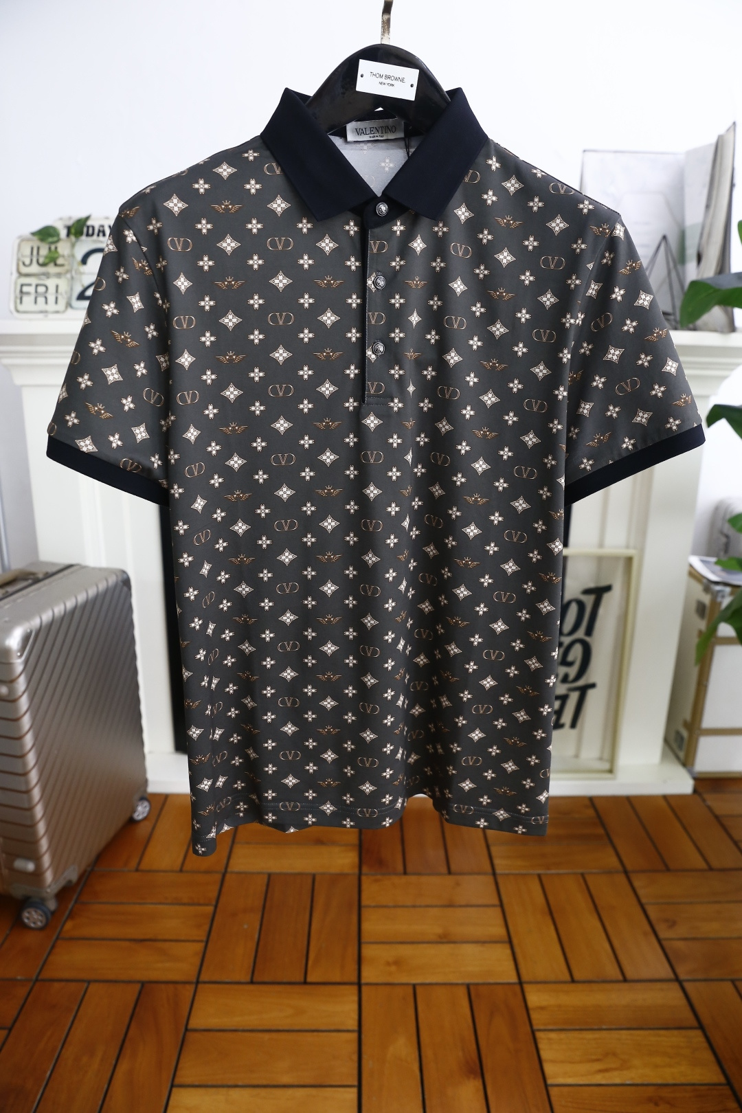 NO:499280,Valentino. 25 summer new product men's lapel polo shirt luxury classic full-frame brand custom LOGO with high-end custom versatile styles. Anyone can easily control it. It uses high-end comfortable and breathable fabric!  Those who know the goods must enter!  The style and tailoring are slim styles, which are very exquisite, showing aura and highlighting the exquisiteness of business men. This is the unique feature, the right slim fit, and the upper body effect is very good!  Counter size M-3XL, shipped the next day!  , valentino,alexander wang19860909华伦天奴. 25夏季新品男士翻领polo衫奢华经典满幅品牌定制LOGO搭配高级定制百搭款式 任何人都可以轻松驾驭 采用高档舒适透气面料！懂货的必须入！版型剪裁属于修身款 非常精致,显气场,又会凸显商务男士的精致,这就是独到之处,恰到好处的修身,上身效果非常赞！专柜尺码M-3XL,隔天出货！,,valentino,alexander wang,Men's clothing