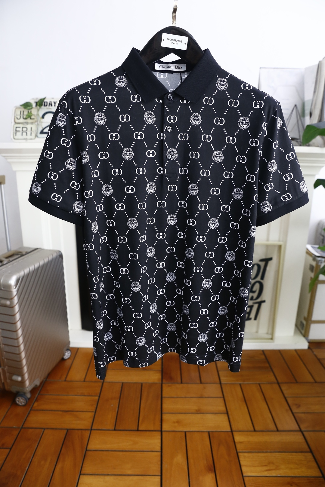 NO:480533,Dior/Christian D*or. 25 summer new product men's lapel polo shirt luxury classic full-frame brand custom LOGO with high-end custom versatile styles. Anyone can easily control it. It uses high-end comfortable and breathable fabric!  Those who know the goods must enter!  The style and tailoring are slim styles, which are very exquisite, showing aura and highlighting the exquisiteness of business men. This is the unique feature, the right slim fit, and the upper body effect is very good!  Counter size M-3XL, shipped the next day!  ,dior,alexander wang19860909迪奥/Christian D*or. 25夏季新品男士翻领polo衫奢华经典满幅品牌定制LOGO搭配高级定制百搭款式 任何人都可以轻松驾驭 采用高档舒适透气面料！懂货的必须入！版型剪裁属于修身款 非常精致,显气场,又会凸显商务男士的精致,这就是独到之处,恰到好处的修身,上身效果非常赞！专柜尺码M-3XL,隔天出货！,,dior,alexander wang,Men's clothing