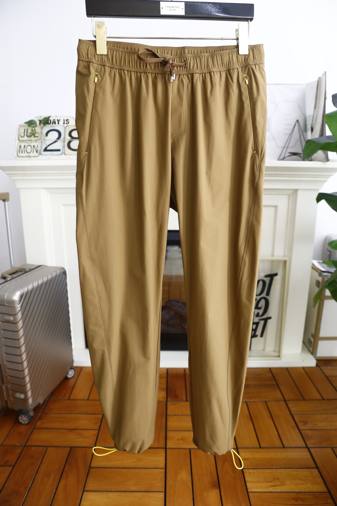 NO:480501,Mo*cler. 25 new summer fashion men's thin casual pants!  Classic two-side pocket design!  It uses imported comfortable and quick-drying breathable fabric, luxurious and classic brand LOGO design, and the upper body is casual and comfortable!  Elastic waist and small feet with no restraint!  The same product for overseas European counters, the upper body is fashionable and sporty, very low-key and luxurious!  The stitching of the turner is delicate and strong!  Perfect three-dimensional tailoring, highly recommend buying the product!  Counter size M-3XL, shipped the next day!  ,Moncler,alexander wang19860909蒙口/Mo*cler. 25夏季新品时尚男士薄款休闲裤！经典两侧插袋设计！采用进口舒适速干透气面料,奢华经典品牌LOGO设计 上身随意舒服！松紧腰小脚搭配无束缚感！海外欧洲专柜同品,上身时尚运动显时尚,很低调且不失奢华品味！车工缝线细致而强悍！完美立体剪裁,强烈推荐购入货色！专柜尺码M-3XL,隔天出货！,,Moncler,alexander wang,Men's clothing