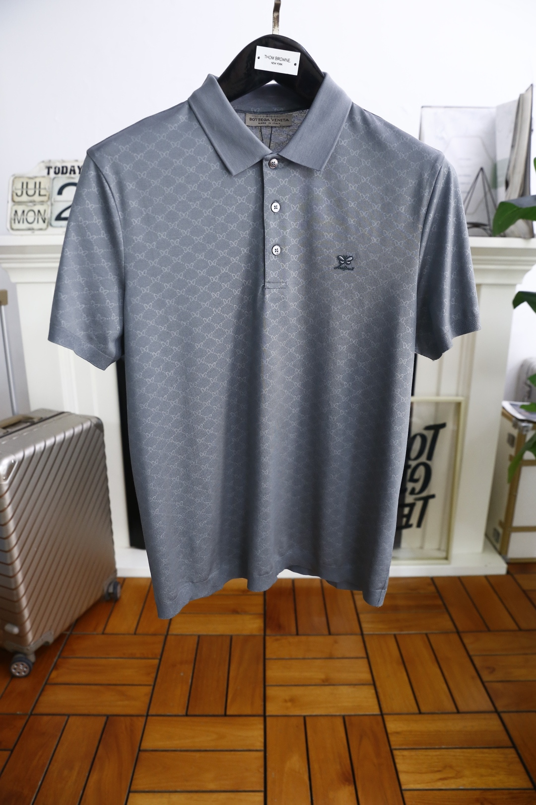 NO:480552,Baodie Home/BV. 2025 summer new product classic fashion lapel polo short-sleeved chest brand LOGO design fashionable single product design, more fashionable and comfortable, high-standard customization, very stylish upper body, customer-supplied high-end comfortable breathable fabric with very delicate texture, exquisite and exquisite detailing and exquisite accessories, all supplied by foreign customers, a single product with extremely high shaping ability, can be matched with any fashion, super good style, a must-have item for trendy men, counter size: M-3XL, shipped the next day!  ,,bottega veneta,bottega veneta,T-shirt,alexander wang19860909葆蝶家/BV. 2025夏季新品经典时尚翻领polo短袖胸前品牌LOGO设计时尚单品设计,更加时尚舒适,高标准定制,上身非常有型,客供进口高档舒适透气面料质感非常细腻,细节工艺精湛考究,辅料皆为外商客供,塑造性极高的一款单品,任何时装都可以搭配,版型超级好 潮男必备单品 专柜尺码:M-3XL,隔天出货！,,bottega veneta,bottega veneta,T-shirt,alexander wang,Men's clothing