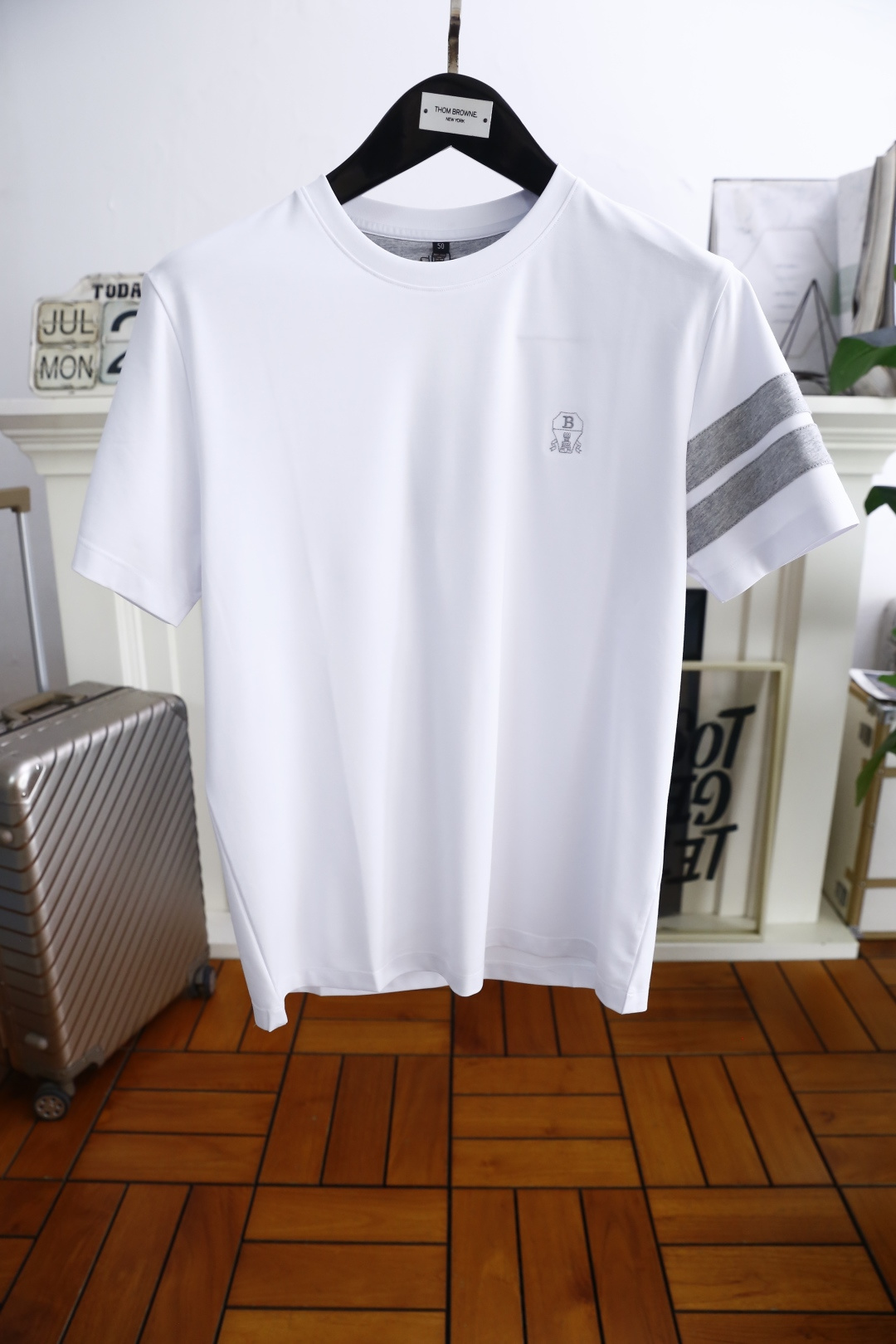 NO:480582,Brunello Cucinelli. 2025 summer new product men's round neck short sleeves on the chest with luxurious brand LOGO logo on the upper body to appreciate the youthfulness and fashion sense brought by this design!  The overall fashion is fashionable and trendy. The fabric is made of top-quality fabrics for customer supply, soft, skin-friendly and breathable, and has a very crisp and crisp drooping feeling. The upper body is fashionable and fashionable, and it is a must-have item for trendy men!  Counter size M-3XL, shipped the next day!  brunello cucinelli,T-shirt,alexander wang19860909Brunello Cucinelli. 2025夏季新品男士圆领短袖胸前奢华品牌LOGO标识标注上身就能体会这款设计带来的年轻与时尚感！整体时尚而有潮流,面料采用客供顶级面料 柔软亲肤透气 ,又有很好的挺括 垂感 上身时尚潮流色系,潮男必备单品！专柜尺码M-3XL,隔天出货！,,brunello cucinelli,T-shirt,alexander wang,Men's clothing