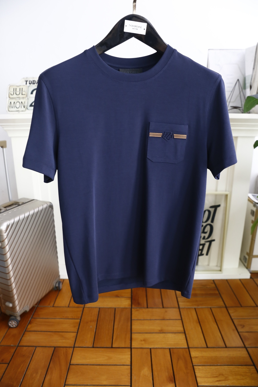 NO:480568,Jeni*/Ze*na. 2025 summer new product fashion men's short-sleeved fashion classic round neck design!  High-end custom versatile style, classic pocket LOGO on the chest can be easily controlled by anyone, using top-quality comfortable and breathable fabric!  It is very high-end and understandable. It must be purchased!  Soft, skin-friendly and breathable, and has a very crisp and drooping feeling. The upper body is fashionable and fashionable, and it is a must-have item for trendy men!  Counter size M-3XL, shipped the next day!  ,zegna,T-shirt,alexander wang19860909杰尼*/Ze*na. 2025夏季新品时尚男士短袖时尚经典圆领设计！高级定制百搭款式,胸前经典口袋LOGO搭配任何人都可以轻松驾驭 采用顶级舒适透气面料！非常显档次懂货的必须入！柔软亲肤透气 ,又有很好的挺括 垂感 上身时尚潮流色系,潮男必备单品！专柜尺码M-3XL,隔天出货！,,zegna,T-shirt,alexander wang,Men's clothing