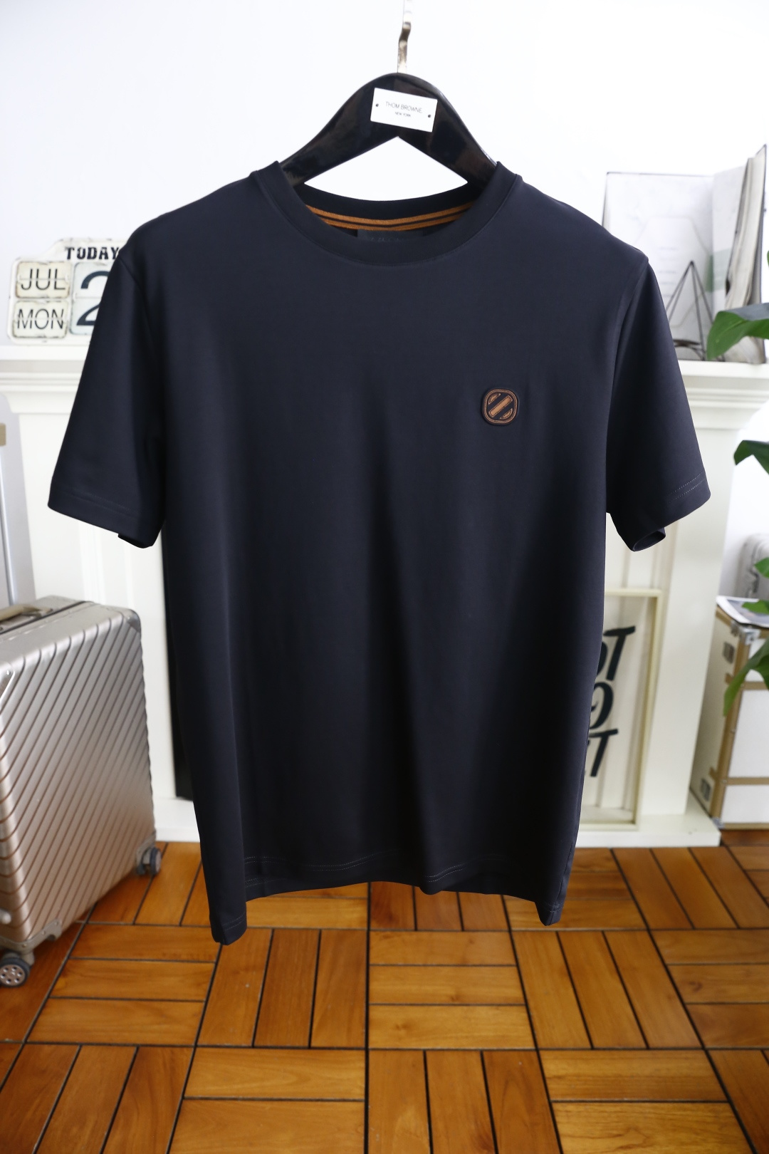 NO:480549,Zenia/Ze*na. New 2025 summer model!  Fashionable men's casual round neck short sleeve luxury classic brand LOGO design!  High-end customization, high-version, fashionable and versatile!  The European cotton fabric is made of comfortable and customized, and it feels super soft and delicate, and it is comfortable to wear. It is high-end boutique. The fine OEM factory makes it very good. It is a must-have item for men!  Size M-3XL, shipped the next day!  ,zegna,T-shirt,alexander wang19860909杰尼亚/Ze*na. 2025夏季新款！时尚男士休闲圆领短袖奢华经典品牌LOGO设计！高端定制 高版本 时尚百搭爆款！采用舒适定制欧洲棉面料手感超柔软细腻 穿着亲肤舒适 高端精品 代工厂精细做上身非常赞 男士必备单品！尺码M-3XL,隔天出货！,,zegna,T-shirt,alexander wang,Men's clothing