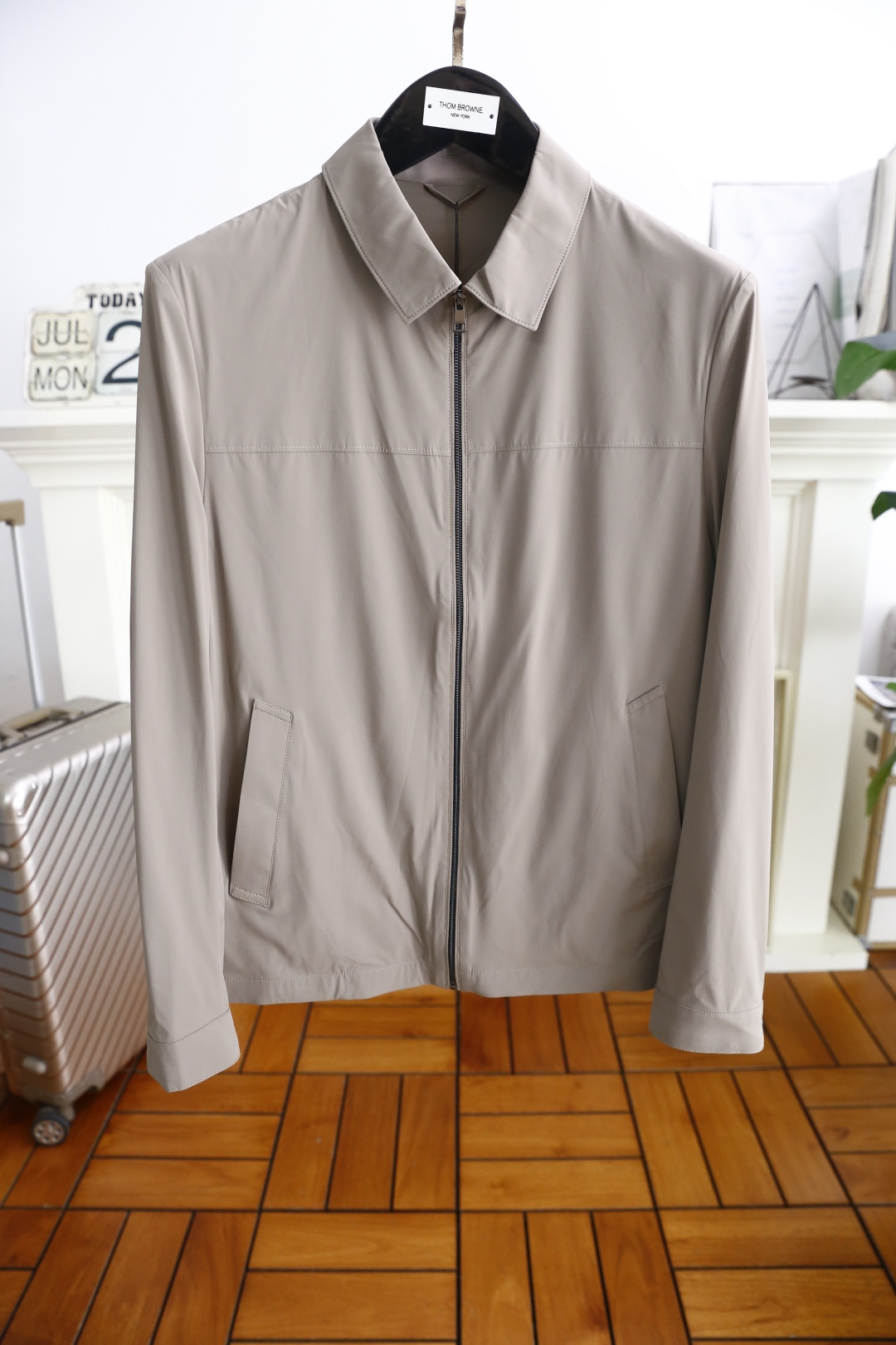 NO:480512,Jeni*/Ze*na. New 2025 summer model!  The luxurious classic lapel zipper jacket is designed with perfect quality. It is a cabinet-in-the-box and is predictable. It has high-end top-quality comfortable fabrics, master-level tailoring, invincible texture, excellent skin-friendly and exquisite craftsmanship, smooth lines, and perfect matching!  Easy to upgrade the sense of fashion, with high recognition, excellent upper body effect, extremely exquisite workmanship, neat and meticulous routes, and can be matched for business or daily leisure!  Counter size M-4XL, shipped the next day!  ,zegna,jackets & coats,alexander wang19860909杰尼*/Ze*na. 2025夏季新款！时尚经典翻领拉链夹克奢华经典品牌元素设计品相完美如斯,属于入柜级别,可预见性的爆款,高级顶级舒适面料,大师级剪裁,质感无敌,亲肤性极佳工艺精湛,线条流畅,完美搭配！轻松将时髦感进阶,有着高强辨识度,上身效果超赞,做工极为考究严谨,走线工整细致,商务抑或日常休闲均可搭配！专柜尺码 M-4XL,隔天出货！,,zegna,jackets & coats,alexander wang,Men's clothing