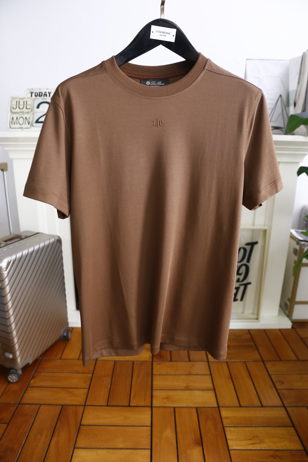 NO:480575,LP. 2025 summer new product fashionable round neck short sleeve high-end custom versatile style!  More practical, anyone can easily control it. It adopts classic comfortable and breathable fabric craftsmanship. The luxury classic brand letter logo design is very high-end and those who understand goods must enter!  The style and tailoring are slim styles, which are very exquisite, showing aura and highlighting the exquisiteness of business men. This is the unique feature, the right slim fit, and the upper body effect is very good!  Counter size M-3XL, shipped the next day!  ,loro piana,T-shirt,alexander wang19860909LP. 2025夏季新品时尚圆领短袖高级定制百搭款式！更有实用感 任何人都可以轻松驾驭 采用经典舒适透气面料工艺 奢华经典品牌字母logo设计,非常显档次懂货的必须入！版型剪裁属于修身款 非常精致,显气场,又会凸显商务男士的精致,这就是独到之处,恰到好处的修身,上身效果非常赞！专柜尺码M-3XL,隔天出货！,,loro piana,T-shirt,alexander wang,Men's clothing