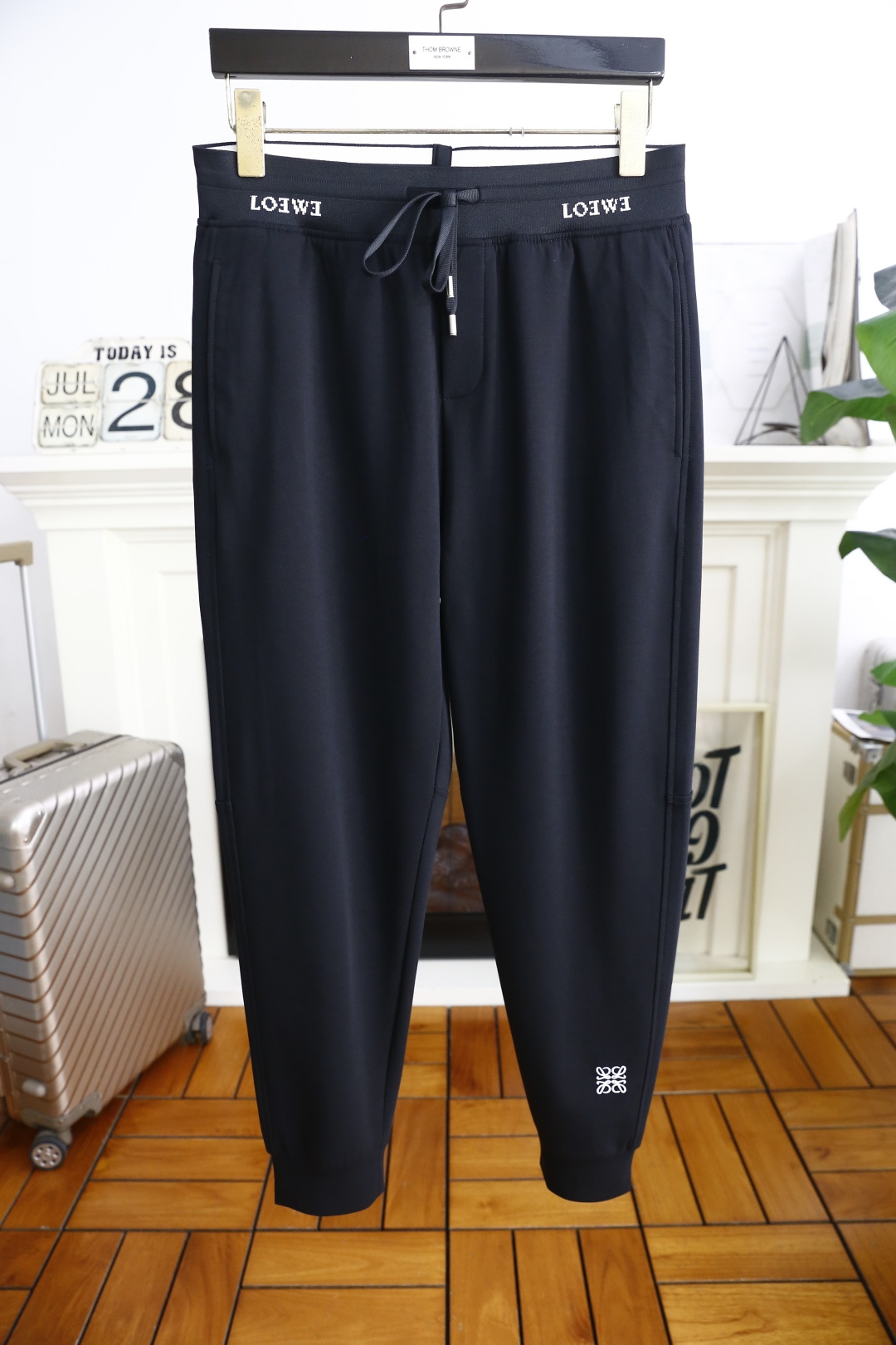 NO:496943,Luo Yiwei. 25 new summer fashion men's casual pants!  It uses imported comfortable and breathable fabrics, and the luxury brand's classic original LOGO design is casual and comfortable!  Elastic waist and close the casual combination without restraint!  The same product for overseas European counters, the upper body is fashionable and sporty, very low-key and luxurious!  The stitching of the turner is delicate and strong!  Perfect three-dimensional tailoring, highly recommend buying the product!  Counter size 48-56, shipped the next day!  ,loewe,alexander wang19860909罗意威. 25夏季新品时尚男士休闲裤！采用进口舒适透气面料,奢华品牌经典原版LOGO设计 上身随意舒服！松紧腰收口休闲搭配无束缚感！海外欧洲专柜同品,上身时尚运动显时尚,很低调且不失奢华品味！车工缝线细致而强悍！完美立体剪裁,强烈推荐购入货色！专柜尺码48-56,隔天出货！,,loewe,alexander wang,Men's clothing