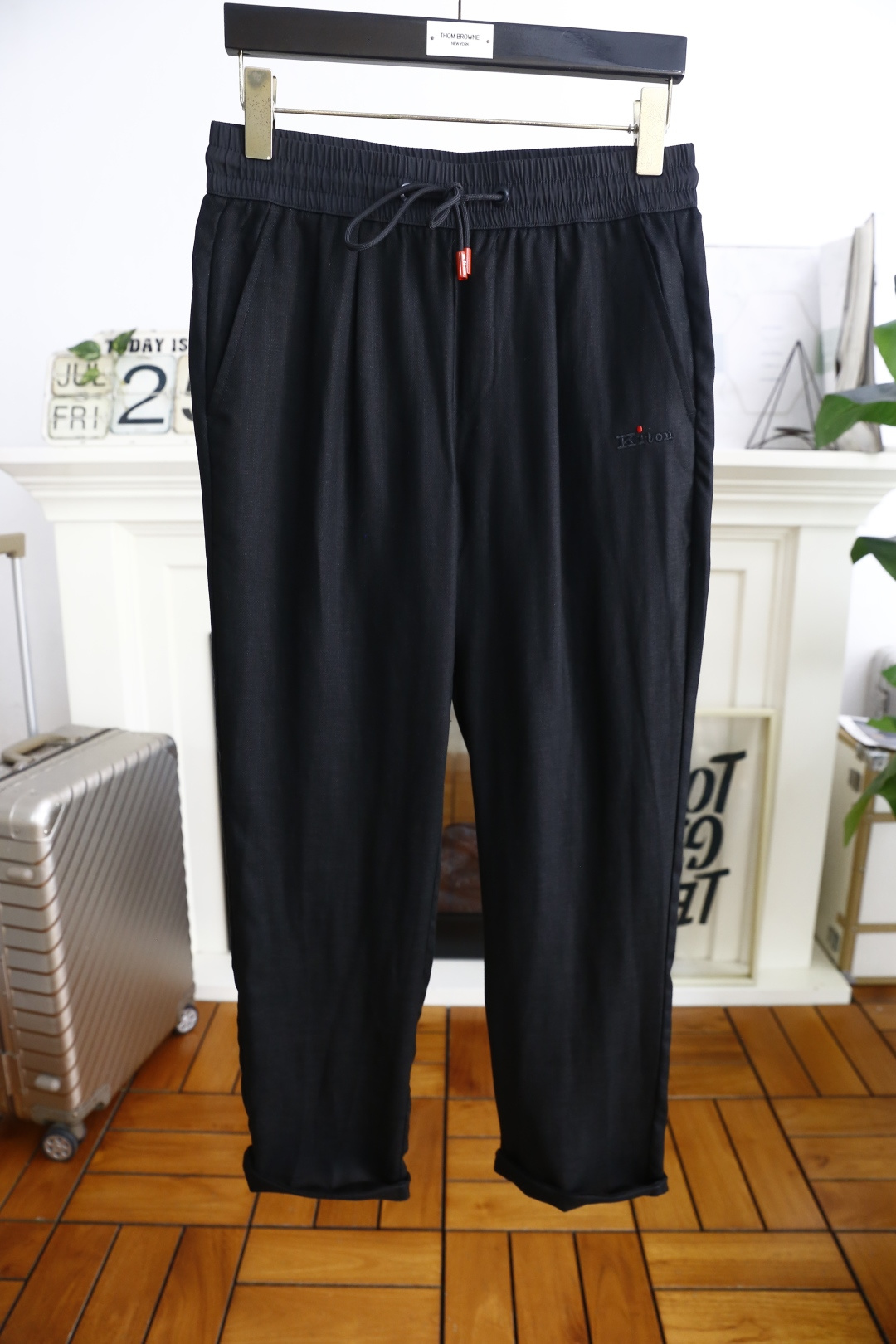 NO:496937,Kiton. 25 new summer fashion men's thin casual pants!  Classic two-side pocket design!  It uses imported comfortable and breathable cotton fabric, luxurious classic original letter LOGO design, and the upper body is casual and comfortable!  Elastic waist and small feet with no restraint!  The same product for overseas European counters, the upper body is fashionable and sporty, very low-key and luxurious!  The stitching of the turner is delicate and strong!  Perfect three-dimensional tailoring, highly recommend buying the product!  Counter size 29-38, shipped the next day!  ,alexander wang19860909kiton. 25夏季新品时尚男士薄款休闲裤！经典两侧插袋设计！采用进口舒适透气棉面料,奢华经典原版字母LOGO设计 上身随意舒服！松紧腰小脚搭配无束缚感！海外欧洲专柜同品,上身时尚运动显时尚,很低调且不失奢华品味！车工缝线细致而强悍！完美立体剪裁,强烈推荐购入货色！专柜尺码29-38,隔天出货！,,alexander wang,Men's clothing