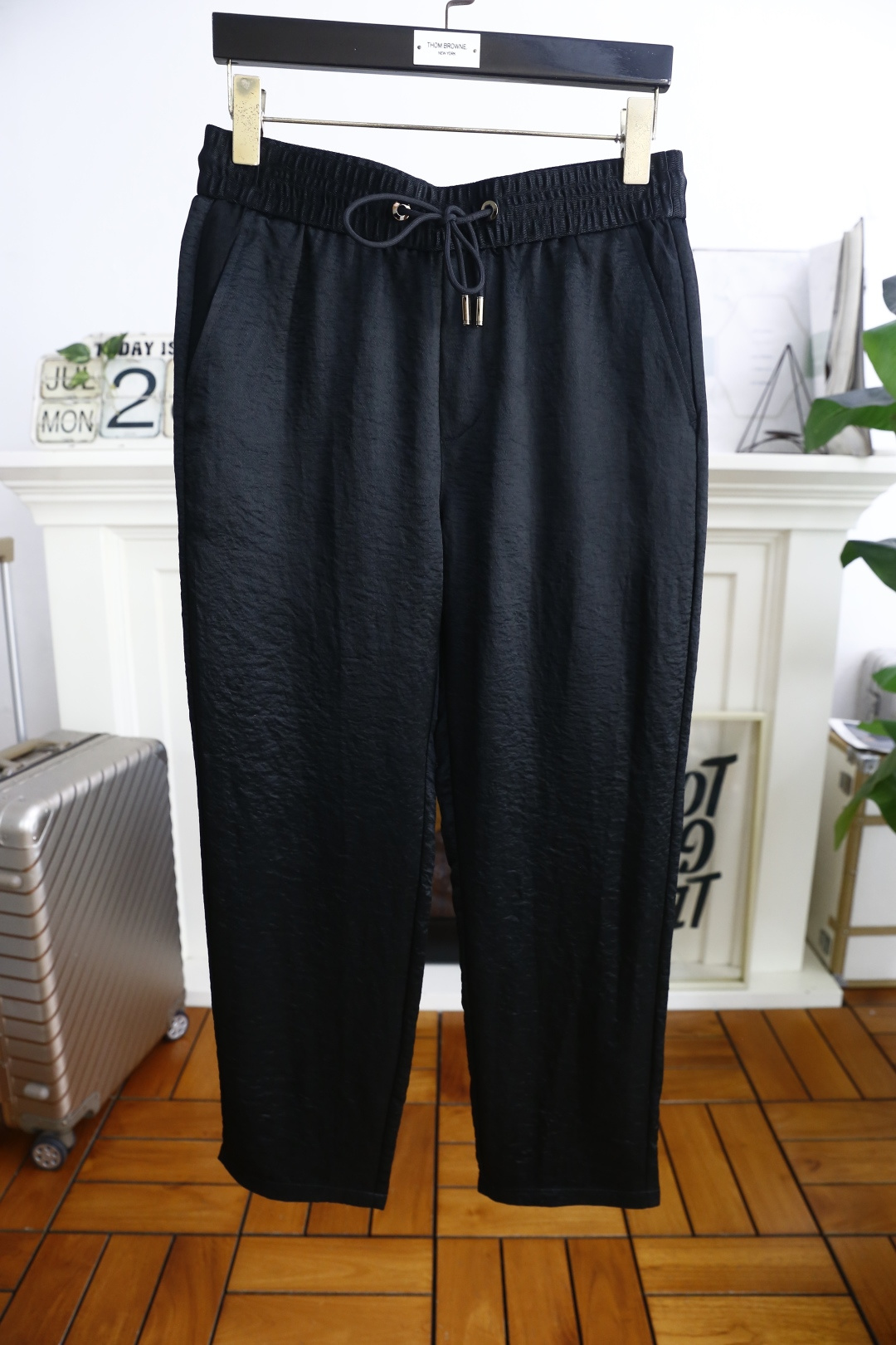 NO:486068,LP. 25 new summer fashion men's thin casual pants!  Classic two-side pocket design!  It uses imported comfortable and breathable fabrics, with classic elements!  It’s easy to feel comfortable on the upper body!  Elastic waist and small feet with no restraint!  The same product for overseas European counters, the upper body is fashionable and sporty, very low-key and luxurious!  The stitching of the turner is delicate and strong!  Perfect three-dimensional tailoring, highly recommend buying the product!  Counter size 30-38, shipped the next day!  loro piana alexander wang19860909LP. 25夏季新品时尚男士薄款休闲裤！经典两侧插袋设计！采用进口舒适透气面料,经典元素搭配！上身随意舒服！松紧腰小脚搭配无束缚感！海外欧洲专柜同品,上身时尚运动显时尚,很低调且不失奢华品味！车工缝线细致而强悍！完美立体剪裁,强烈推荐购入货色！专柜尺码30-38,隔天出货！,,loro piana,alexander wang,Men's clothing