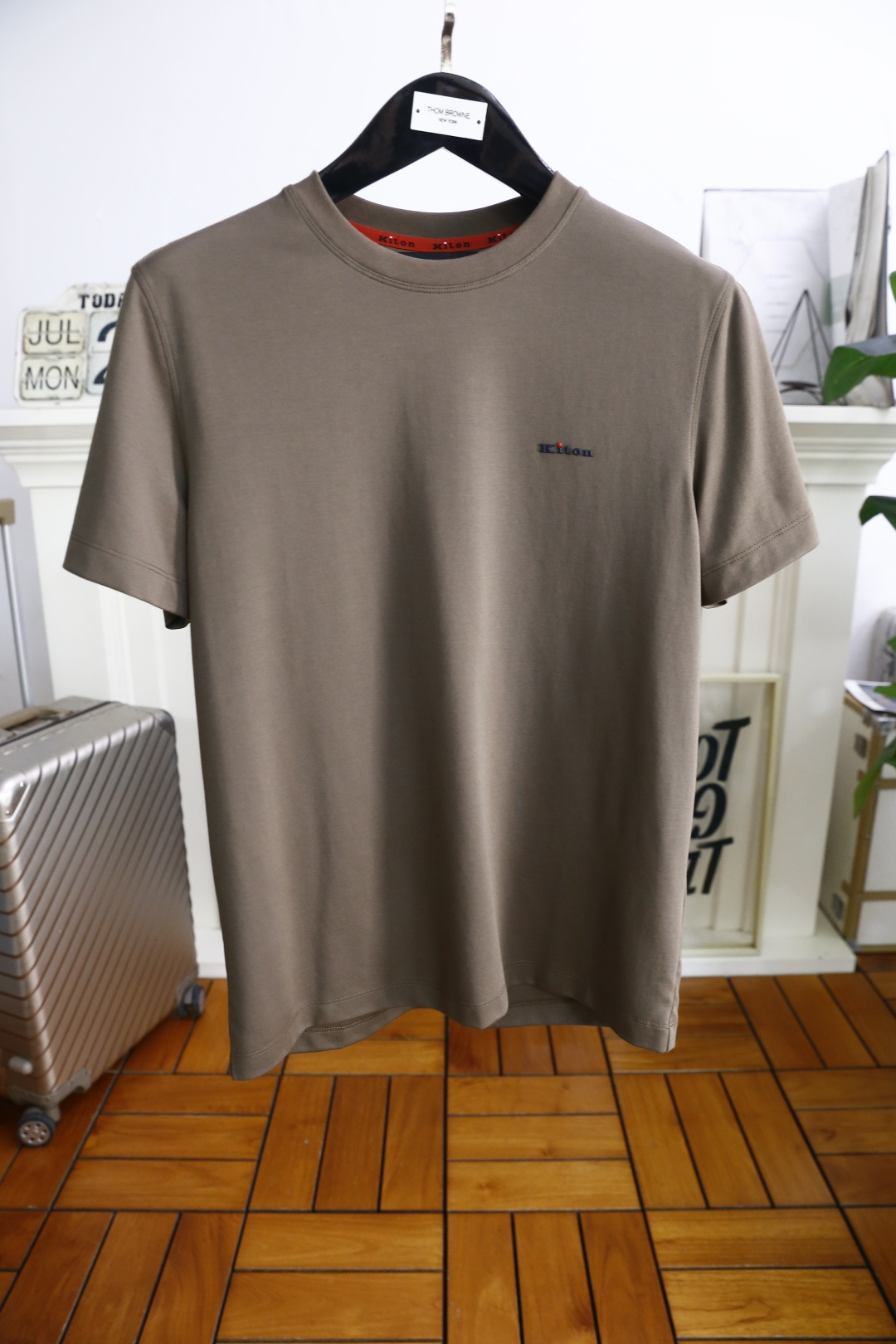 NO:496996,Kiton. New summer products for men's short-sleeved fashion classic round neck design!  Original letter LOGO design on the chest brand!  High-end custom versatile styles that anyone can easily control with. Use top-quality comfortable and breathable fabrics!  It is very high-end and understandable. It must be purchased!  Soft, skin-friendly and breathable, and has a very crisp and drooping feeling. The upper body is fashionable and fashionable, and it is a must-have item for trendy men!  Counter size M-3XL, shipped the next day!  ,T-shirt,alexander wang19860909kiton. 夏季新品男士短袖时尚经典圆领设计！胸前品牌原版字母LOGO设计！高级定制百搭款式 任何人都可以轻松驾驭 采用顶级舒适透气面料！非常显档次懂货的必须入！柔软亲肤透气 ,又有很好的挺括 垂感 上身时尚潮流色系,潮男必备单品！专柜尺码M-3XL,隔天出货！,,T-shirt,alexander wang,Men's clothing