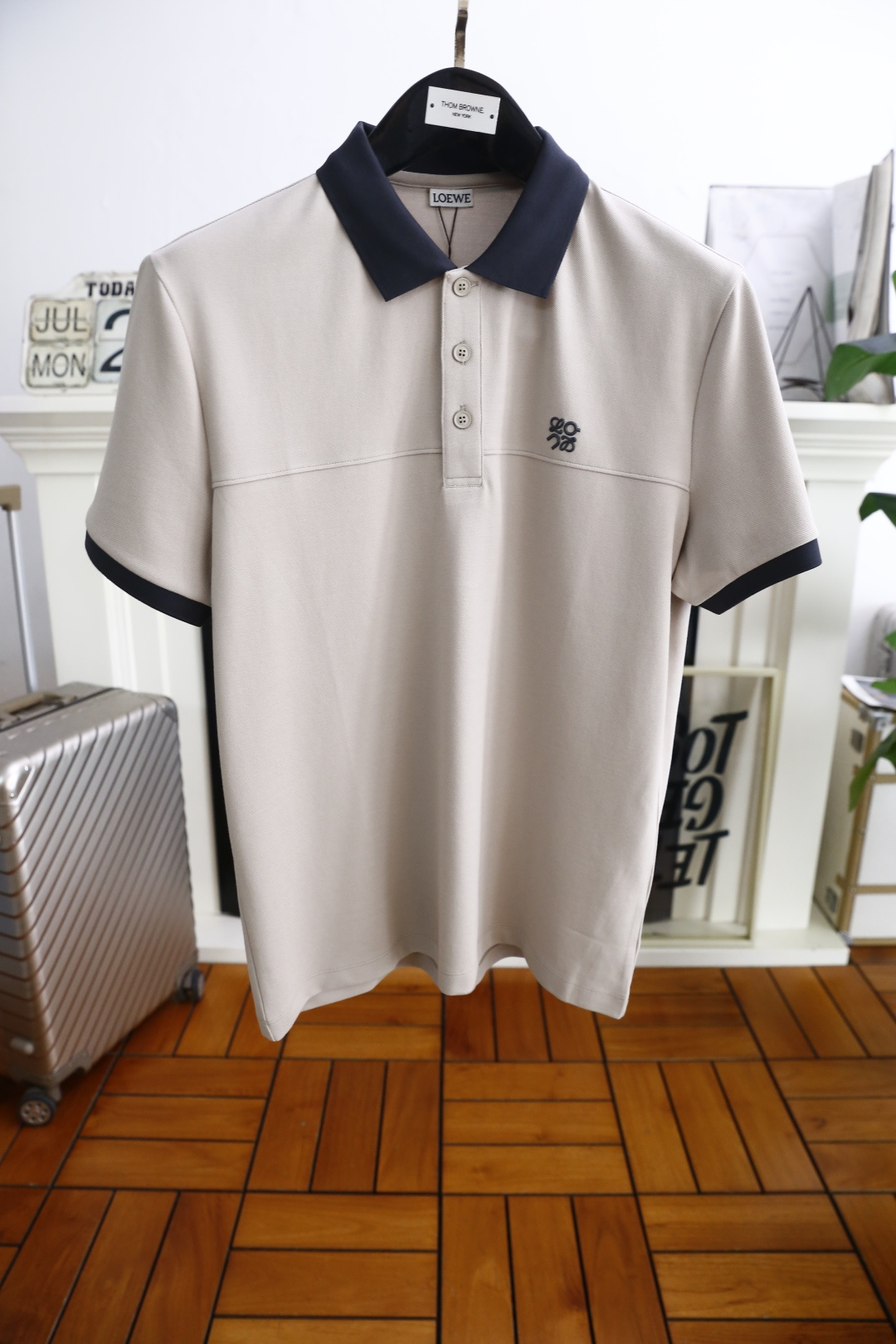 NO:496981,Luo Yiwei. 25 summer new product classic fashion lapel polo short-sleeved fashion item design, more fashionable and comfortable, high-standard customization, very stylish upper body, luxury brand classic LOGO pattern on the chest, customer-supplied auxiliary materials, customer-supplied imported high-end Judy fabrics have very delicate texture, exquisite details and exquisite craftsmanship, and auxiliary materials are all supplied by foreign merchants. It is a very shaping item, which can be matched with any fashion, and the style is super good. A must-have item for trendy men. Counter size: M-3XL, shipped the next day!  ,loewe,T-shirt,alexander wang19860909罗意威. 25夏季新品经典时尚翻领polo短袖时尚单品设计,更加时尚舒适,高标准定制,上身非常有型,胸前奢华品牌经典LOGO 图案 客供辅料,客供进口高档朱迪面料质感非常细腻,细节工艺精湛考究,辅料皆为外商客供,塑造性极高的一款单品,任何时装都可以搭配,版型超级好 潮男必备单品 专柜尺码:M-3XL,隔天出货！,,loewe,T-shirt,alexander wang,Men's clothing