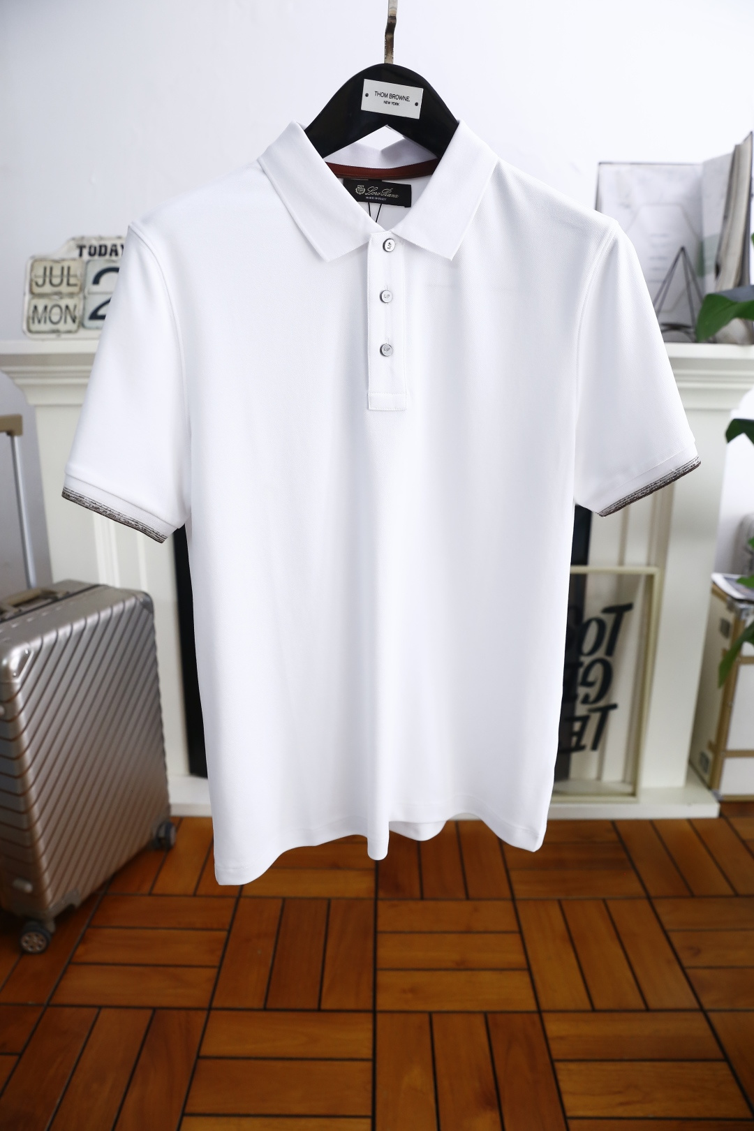 NO:496988,LP. New summer products, classic fashion lapel polo short-sleeved fashion item design, more fashionable and comfortable, high-standard customization, very stylish upper body, luxury brand classic LOGO pattern, customer-supplied auxiliary materials, customer-supplied imported high-end comfortable breathable fabric with very delicate texture, exquisite details and exquisite craftsmanship, auxiliary materials are all supplied by foreign customers, a very high shaping item, can be matched with any fashion, super good style, a must-have item for trendy men, counter size: M-3XL, shipped the next day!  ,loro piana,T-shirt,alexander wang19860909LP. 夏季新品经典时尚翻领polo短袖时尚单品设计,更加时尚舒适,高标准定制,上身非常有型,奢华品牌经典LOGO图案 客供辅料,客供进口高档舒适透气面料质感非常细腻,细节工艺精湛考究,辅料皆为外商客供,塑造性极高的一款单品,任何时装都可以搭配,版型超级好 潮男必备单品 专柜尺码:M-3XL,隔天出货！,,loro piana,T-shirt,alexander wang,Men's clothing