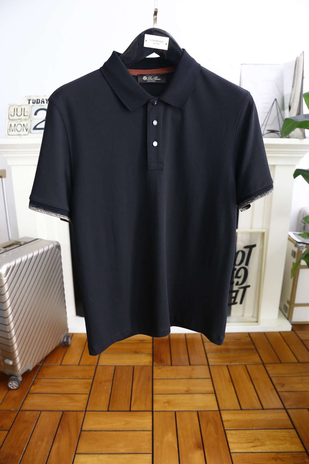 NO:497010,LP. New summer products, classic fashion lapel polo short-sleeved fashion item design, more fashionable and comfortable, high-standard customization, very stylish upper body, luxury brand classic LOGO pattern, customer-supplied auxiliary materials, customer-supplied imported high-end comfortable breathable fabric with very delicate texture, exquisite details and exquisite craftsmanship, all accessories are supplied by foreign customers, a very high shaping item, can be matched with any fashion, super good style, a must-have item for trendy men, counter size: M-3XL, shipped the next day!  ,loro piana,T-shirt,alexander wang19860909LP. 夏季新品经典时尚翻领polo短袖时尚单品设计,更加时尚舒适,高标准定制,上身非常有型,奢华品牌经典LOGO图案 客供辅料,客供进口高档舒适透气面料质感非常细腻,细节工艺精湛考究,辅料皆为外商客供,塑造性极高的一款单品,任何时装都可以搭配,版型超级好 潮男必备单品 专柜尺码:M-3XL,隔天出货！,,loro piana,T-shirt,alexander wang,Men's clothing