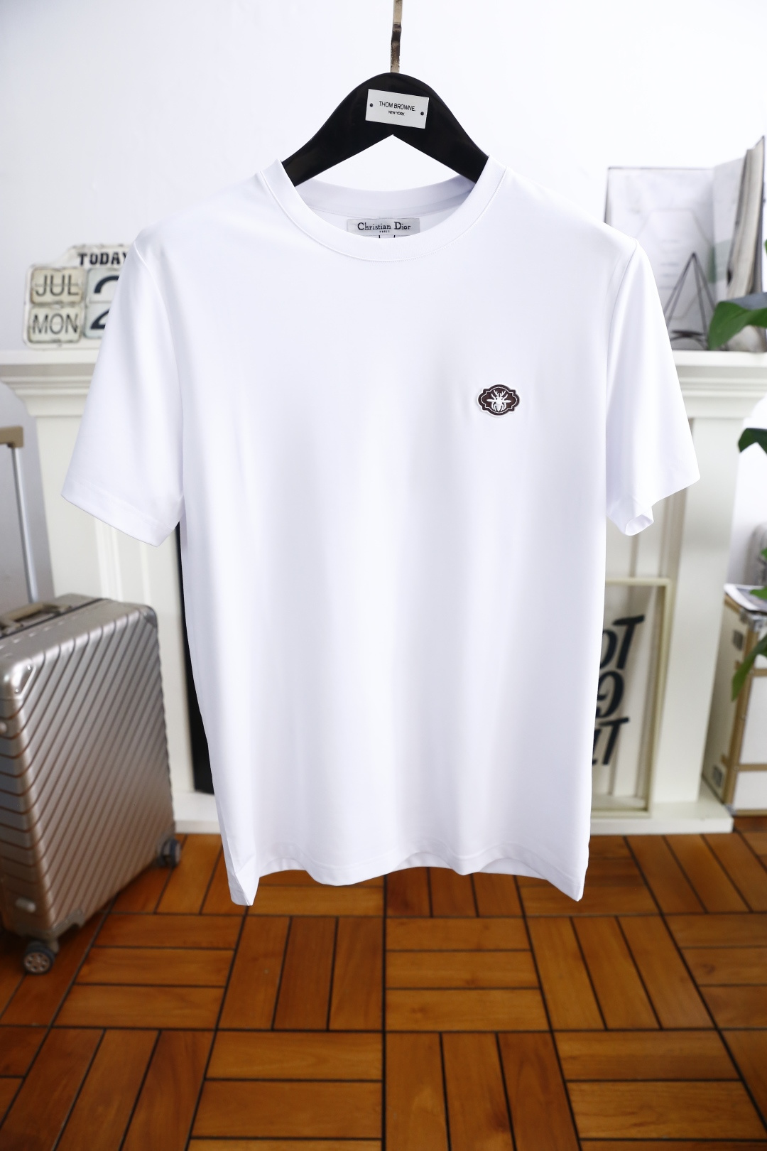 NO:497003,Dior/Christian D*or. The new summer product of men's round neck short sleeves, luxurious classic LOGO logo on the chest, you can appreciate the youthfulness and fashion sense brought by this design!  The overall style is fashionable and trendy, using comfortable and breathable cotton fabric, soft, skin-friendly and breathable, and has a very crisp and crisp drooping feeling. The upper body is fashionable and fashionable colors, a must-have item for trendy men!  Counter size M-3XL, shipped the next day!  ,dior,T-shirt,alexander wang19860909迪奥/Christian D*or. 夏季新品男士圆领短袖胸前奢华经典LOGO标识标注上身就能体会这款设计带来的年轻与时尚感！整体时尚而有潮流,采用舒适透气棉面料 柔软亲肤透气 ,又有很好的挺括 垂感 上身时尚潮流色系,潮男必备单品！专柜尺码M-3XL,隔天出货！,,dior,T-shirt,alexander wang,Men's clothing