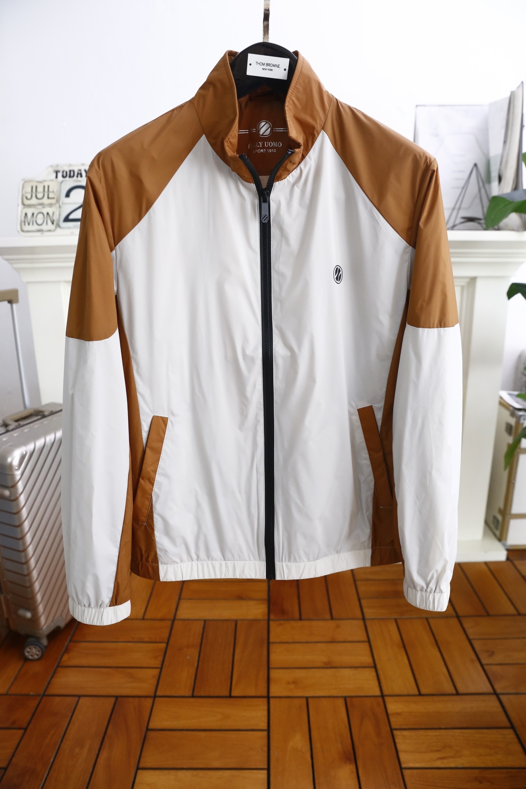 NO:496960,Zenia/Ze*na. The new fashion original single zipper jacket is luxurious and classic brand LOGO design, which is in a cabinet-level, predictable hot product, high-end top-quality comfortable fabric, master-level tailoring, invincible texture, excellent skin-friendly and exquisite craftsmanship, smooth lines, perfect matching! Easy to upgrade the sense of fashion, with high recognition, excellent upper body effect, extremely exquisite workmanship, neat and meticulous routes, and can be matched for business or daily leisure! Counter size M-3XL, shipped the next day! ,zegna,jackets & coats,alexander wang19860909杰尼亚/Ze*na. 新品时尚原單拉链夹克奢华经典品牌LOGO设计品相完美如斯,属于入柜级别,可预见性的爆款,高级顶级舒适面料,大师级剪裁,质感无敌,亲肤性极佳工艺精湛,线条流畅,完美搭配！轻松将时髦感进阶,有着高强辨识度,上身效果超赞,做工极为考究严谨,走线工整细致,商务抑或日常休闲均可搭配！专柜尺码 M-3XL,隔天出货！,,zegna,jackets & coats,alexander wang,Men's clothing