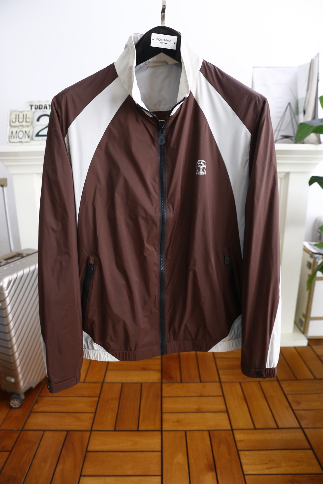 NO:496955,Brunello Cucinelli. The new fashion original single zipper jacket is luxurious and classic brand LOGO design, which is in a cabinet-level, predictable hot product, high-end top comfortable fabric, master-level tailoring, invincible texture, excellent skin-friendly and exquisite craftsmanship, smooth lines, perfect matching! Easy to upgrade the sense of fashion, with high recognition, excellent upper body effect, extremely exquisite workmanship, neat and meticulous routes, and can be matched for business or daily leisure! Counter size M-3XL, shipped the next day! , brunello cucinelli,jackets & coats,alexander wang19860909Brunello Cucinelli. 新品时尚原單拉链夹克奢华经典品牌LOGO设计品相完美如斯,属于入柜级别,可预见性的爆款,高级顶级舒适面料,大师级剪裁,质感无敌,亲肤性极佳工艺精湛,线条流畅,完美搭配！轻松将时髦感进阶,有着高强辨识度,上身效果超赞,做工极为考究严谨,走线工整细致,商务抑或日常休闲均可搭配！专柜尺码 M-3XL,隔天出货！,,brunello cucinelli,jackets & coats,alexander wang,Men's clothing