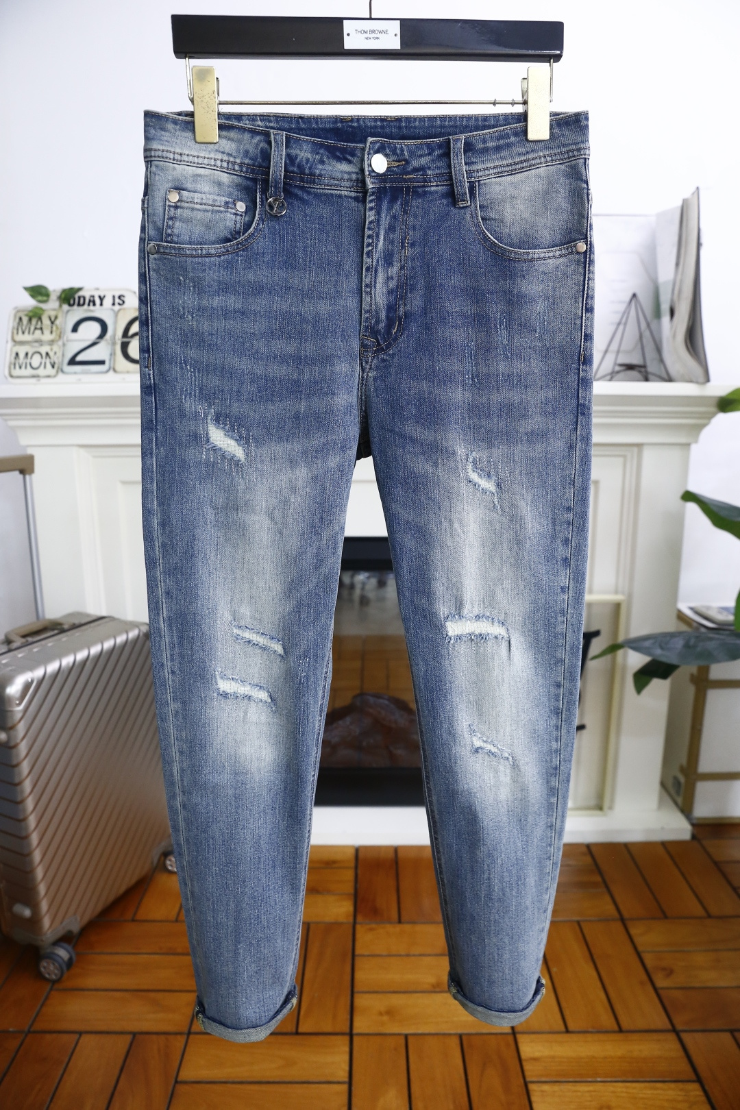 NO:496949,Louis Vui*ton. New summer fashion men's ripped jeans, men must buy versatile jeans with customer-supplied stretch jeans!  The luxury classic brand letter logo highlights the brand characteristics, and fashion trends have therefore become one of the biggest selling points and are extremely cost-effective. There is no confusion or trouble of color conflict. Such a rich high-end jeans are absolutely fashionable, casual and versatile!  A must-have for trendy men!  Counter size 29-38, no 35/37!  Shipping the next day!  ,,louis vuitton,louis vuitton,jeans,alexander wang19860909路易威*/Louis Vui*ton. 夏季新品时尚男士破洞牛仔裤,男士必入手百搭牛仔裤采用客供水洗弹力牛仔裤！奢华经典品牌字母Logo标志彰显品牌特征,时尚潮流因此已成为最大卖点之一而性价比又极高,没有颜色冲突的困惑或困扰,这么一款丰富内练高端牛仔裤,绝对时尚休闲百搭款！潮男必备！专柜尺码29-38,没35/37！隔天出货！,,louis vuitton,louis vuitton,jeans,alexander wang,Men's clothing