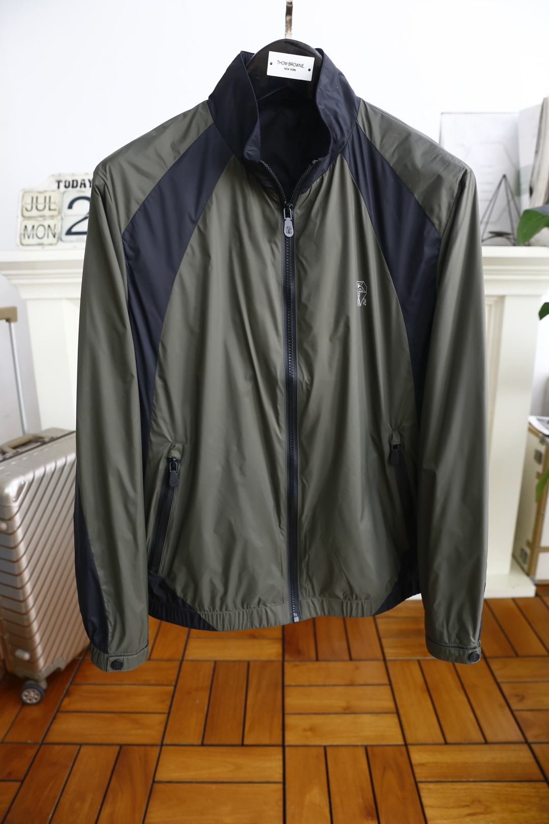 NO:496997,Brunello Cucinelli. The new fashion original single zipper jacket is luxurious and classic brand LOGO design, which is in perfect condition, is a prestigious hit, high-end top comfortable fabric, master-level tailoring, invincible texture, excellent skin-friendly and exquisite craftsmanship, smooth lines, perfect matching! Easy to upgrade the sense of fashion, with high recognition, excellent upper body effect, extremely exquisite workmanship, neat and meticulous routes, and can be matched for business or daily leisure! Counter size M-3XL, shipped the next day! , brunello cucinelli,jackets & coats,alexander wang19860909Brunello Cucinelli. 新品时尚原單拉链夹克奢华经典品牌LOGO设计品相完美如斯,属于入柜级别,可预见性的爆款,高级顶级舒适面料,大师级剪裁,质感无敌,亲肤性极佳工艺精湛,线条流畅,完美搭配！轻松将时髦感进阶,有着高强辨识度,上身效果超赞,做工极为考究严谨,走线工整细致,商务抑或日常休闲均可搭配！专柜尺码 M-3XL,隔天出货！,,brunello cucinelli,jackets & coats,alexander wang,Men's clothing