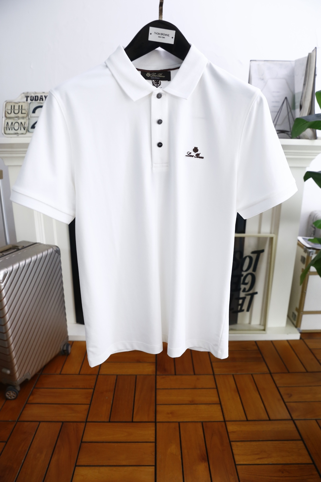 NO:494380,LP. New summer products, classic fashion lapel polo short-sleeved fashion item design, more fashionable and comfortable, high-standard customization, very stylish on the upper body, luxury brand classic letter LOGO pattern, customer-supplied auxiliary materials, customer-supplied imported high-end comfortable breathable fabric with very delicate texture, exquisite details and exquisite craftsmanship, auxiliary materials are all supplied by foreign customers, a very high shaping item, can be matched with any fashion, super good style, a must-have item for trendy men, counter size: M-3XL, shipped the next day!  ,loro piana,T-shirt,alexander wang19860909LP. 夏季新品经典时尚翻领polo短袖时尚单品设计,更加时尚舒适,高标准定制,上身非常有型,奢华品牌经典字母LOGO图案 客供辅料,客供进口高档舒适透气面料质感非常细腻,细节工艺精湛考究,辅料皆为外商客供,塑造性极高的一款单品,任何时装都可以搭配,版型超级好 潮男必备单品 专柜尺码:M-3XL,隔天出货！,,loro piana,T-shirt,alexander wang,Men's clothing