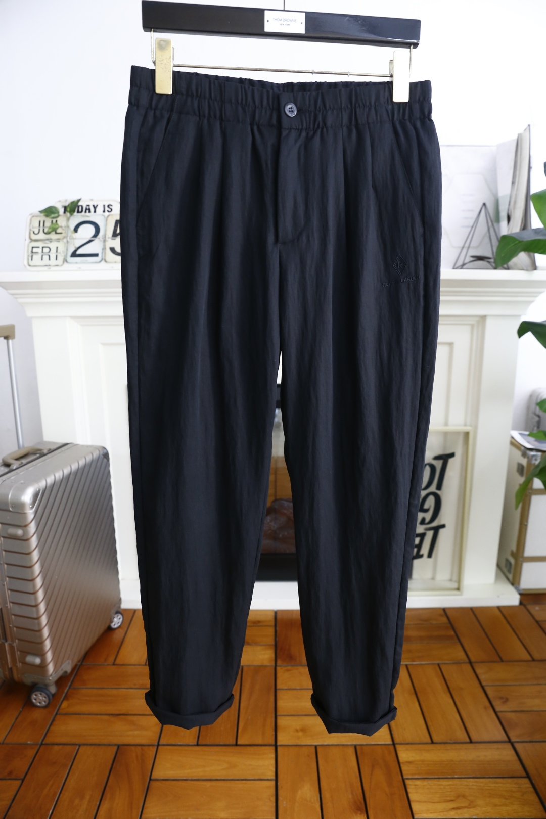 NO:497036,LP. 25 new summer fashion men's casual pants!  It uses imported quick-drying fabrics, a classic custom LOGO design for luxury brands, and the upper body is casual and comfortable!  Elastic waist is comfortable, casual and versatile!  The same product for overseas European counters, the upper body is fashionable and sporty, very low-key and luxurious!  The stitching of the turner is delicate and strong!  Perfect three-dimensional tailoring, highly recommend buying the product!  Counter size 29-38, shipped the next day!  loro piana alexander wang19860909LP. 25夏季新品时尚男士休闲裤！采用进口速干面料,奢华品牌经典定制LOGO设计 上身随意舒服！松紧腰舒适休闲百搭无束缚感！海外欧洲专柜同品,上身时尚运动显时尚,很低调且不失奢华品味！车工缝线细致而强悍！完美立体剪裁,强烈推荐购入货色！专柜尺码29-38,隔天出货！,,loro piana,alexander wang,Men's clothing