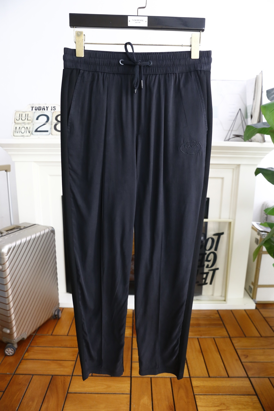 NO:497042,Pula*/Pra*a. 25 new summer fashion men's thin casual pants!  Classic two-side pocket design!  It uses imported comfortable and breathable cotton fabric, luxurious and classic custom letter LOGO design, and the upper body is comfortable!  Elastic waist and small feet with no restraint!  The same product for overseas European counters, the upper body is fashionable and sporty, very low-key and luxurious!  The stitching of the turner is delicate and strong!  Perfect three-dimensional tailoring, highly recommend buying the product!  Counter size 29-38, shipped the next day!  ,prada,prada,alexander wang19860909普拉*/Pra*a. 25夏季新品时尚男士薄款休闲裤！经典两侧插袋设计！采用进口舒适透气棉面料,奢华经典定制字母LOGO设计 上身随意舒服！松紧腰小脚搭配无束缚感！海外欧洲专柜同品,上身时尚运动显时尚,很低调且不失奢华品味！车工缝线细致而强悍！完美立体剪裁,强烈推荐购入货色！专柜尺码29-38,隔天出货！,,prada,prada,alexander wang,Men's clothing