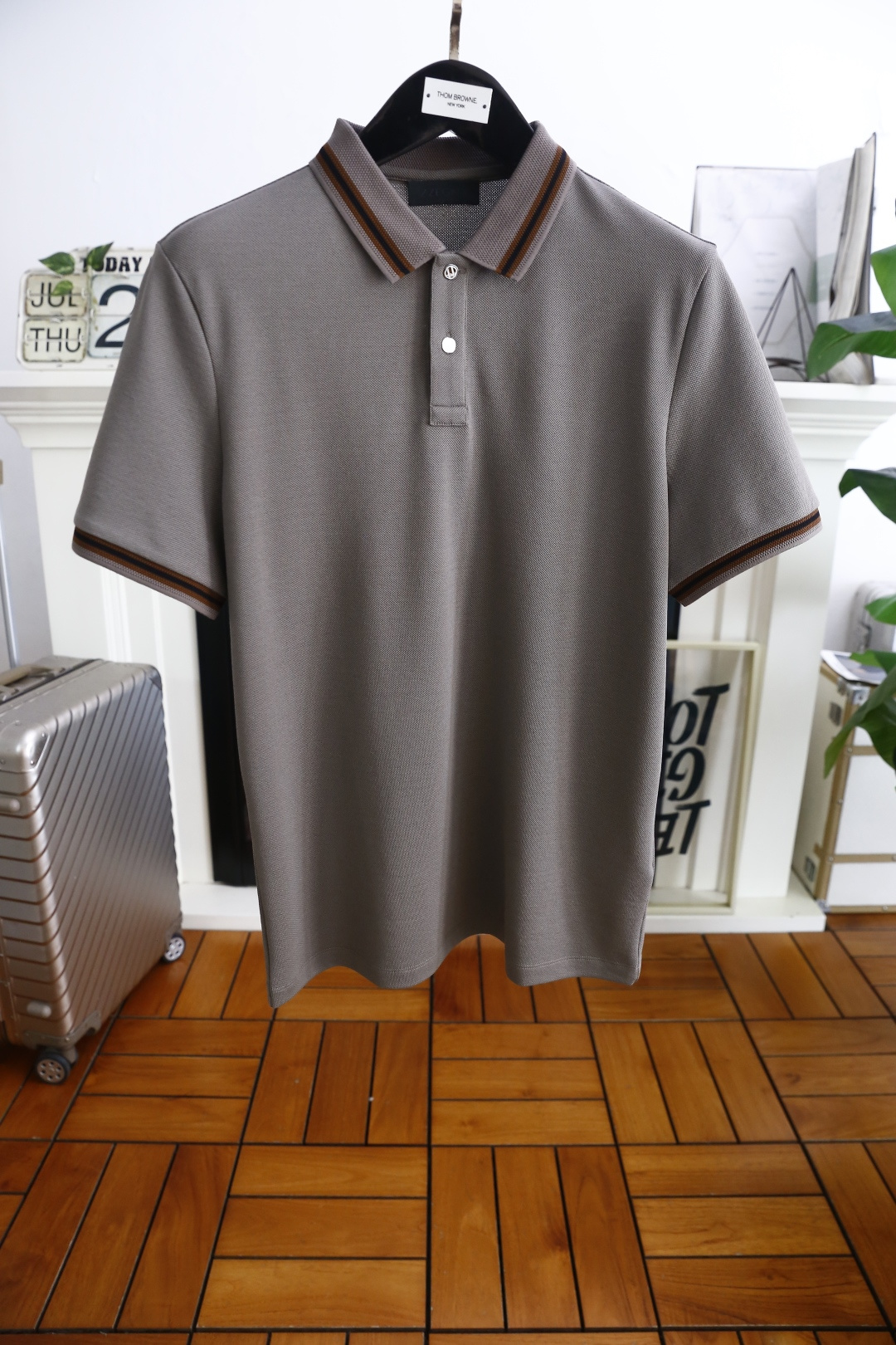 NO:494373,Jeni*/Ze*na. 25 summer new men's lapel POLO luxury classic brand elements matching!  It is made of high-end comfortable mulberry silk fabric!  It is very high-end and understandable. It must be purchased!  The style and tailoring are slim styles, which are very exquisite, showing aura and highlighting the exquisiteness of business men. This is the unique feature, the right slim fit, and the upper body effect is very good!  Counter size M-4XL, shipped the next day!  ,zegna,alexander wang19860909杰尼*/Ze*na. 25夏季新款男士翻领POLO奢华经典品牌元素搭配！采用高档舒适桑蚕丝面料！非常显档次懂货的必须入！版型剪裁属于修身款 非常精致,显气场,又会凸显商务男士的精致,这就是独到之处,恰到好处的修身,上身效果非常赞！专柜尺码M-4XL,隔天出货！,,zegna,alexander wang,Men's clothing