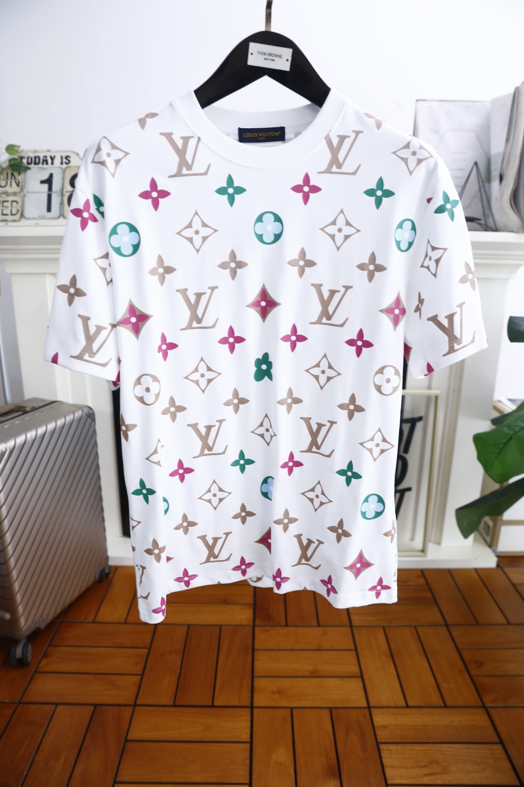 NO:494352,Louis Vuit*/Louis Vuit*on. New summer original single men's casual short-sleeved T-shirt!  Luxurious classic brand original LOGO design!  High-end customization, high-version, fashionable and versatile!  The comfortable mercerized cloud cotton fabric is super soft and delicate, and it is comfortable to wear. It is high-end boutique. The fine OEM factory makes it very good. Men's must-have items. Complete three standards!  Size 48-56, shipped the next day!  ,,louis vuitton,louis vuitton,T-shirt,tees,t-shirt,alexander wang19860909路易威*/Louis Vuit*on. 夏季新款原单男士休闲短袖T恤！奢华经典品牌原版LOGO设计！高端定制 高版本 时尚百搭爆款！采用舒适丝光云朵棉面料手感超柔软细腻 穿着亲肤舒适 高端精品 代工厂精细做上身非常赞 男士必备单品 三标齐全！尺码48-56,隔天出货！,,louis vuitton,louis vuitton,T-shirt,tees，t-shirt,alexander wang,Men's clothing