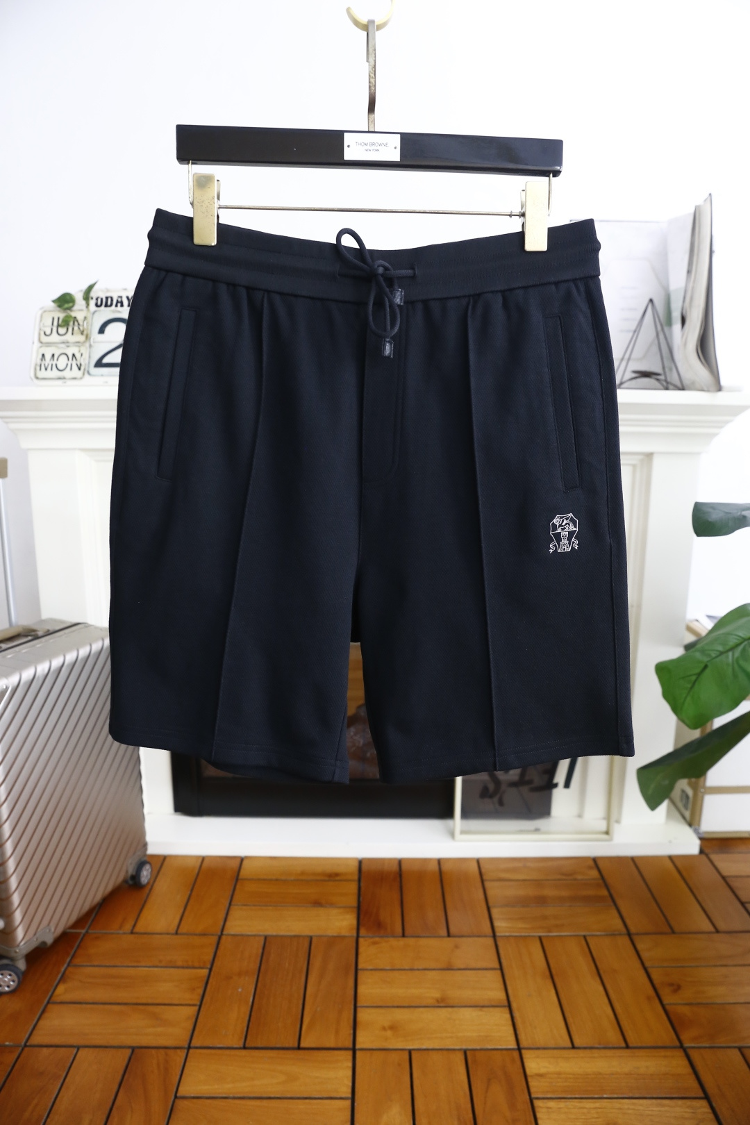 NO:499550,Brunello Cucinelli. New in summer 2025! Fashionable original single men's versatile elastic waist shorts are made of comfortable fabric and skin-friendly. The luxury classic brand original logo design is complete with three standards! Share taste and value. It is very comfortable to wear, low-key and luxurious. It is very classy when worn. There is no need to say much about the pants style and cutting. The upper body is exquisite and vivid. It is truly first-class and top-quality. The real palace-level casual shorts. The upper body is absolutely stylish and extremely luxurious. It is full of personality, atmospheric and versatile. It is a must-have when going out! Size 48-56, shipped the next day! brunello cucinelli,shorts,alexander wang19860909Brunello Cucinelli. 2025夏季新品！时尚原單男士百搭松紧腰短裤采用舒适面料亲肤感极佳奢华经典品牌原版logo设计 三标齐全！品味与价值共享 身穿着非常舒适 低调不失奢华 穿出去非常有档次 裤型款式和裁剪亦无需多言 上身精致跃然.真正一等一顶级质料 真正殿堂级的休闲短裤 上身绝对的有型 极度奢华 个性十足,大气且百搭,出街必备！尺码48-56,隔天出货！,,brunello cucinelli,shorts,alexander wang,Men's clothing