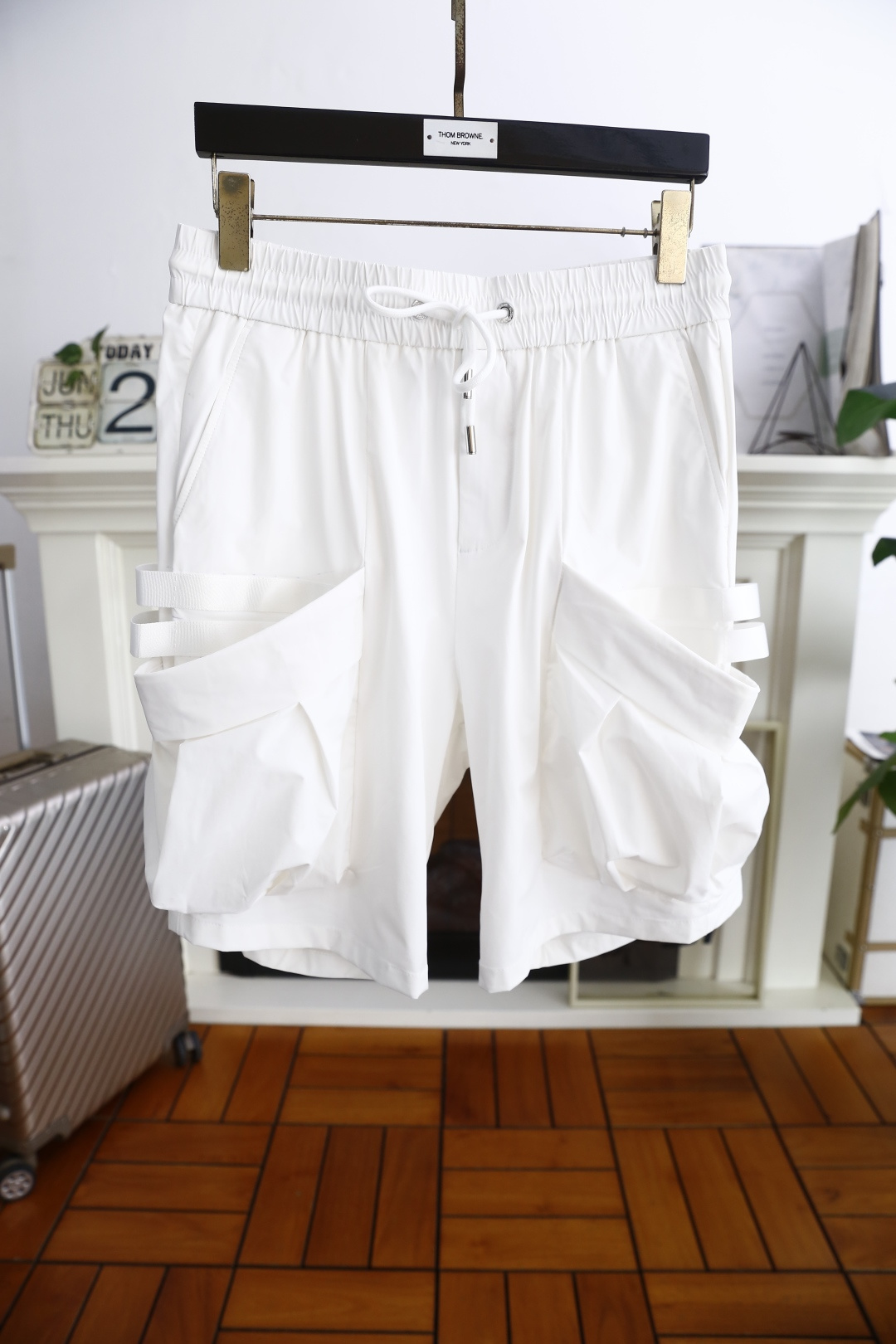 NO:496983,Prada. New summer fashion men's five-point shorts classic and versatile style without too much decoration. Main fabric and style. The elastic waist and large pockets on both sides of the fabric are top-quality comfortable and breathable fabrics, moderate thickness, skin-friendly on the upper body, breathable, and can have a good sense of crispness. Orders of the whole quality!  Counter size M-3XL, shipped the next day!  ,,prada,shorts,alexander wang19860909普拉达. 夏季新品时尚男士五分短裤经典百搭的款式 没有过多的装饰 主打面料与版型 松紧腰两侧大口袋设计面料采用顶级舒适透气面料,厚度适中,上身亲肤 透气,能有很好的挺括感 全品相的订单！专柜尺码M-3XL,隔天出货！,,prada,shorts,alexander wang,Men's clothing