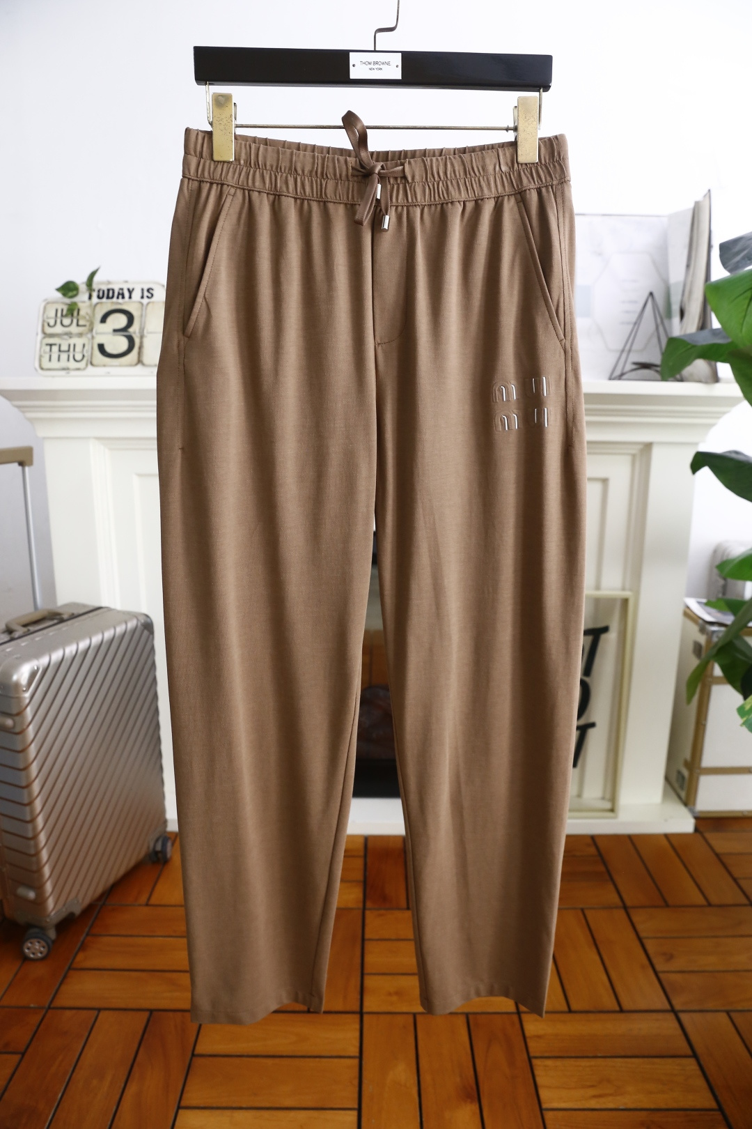 NO:494263,MIUMIU. New Summer Thin Leisure Pants for Men!  It uses imported comfortable and breathable fabrics, with a luxurious brand letter LOGO design, and the upper body is casual and comfortable!  Elastic waist casual and versatile style without restraint!  The same product for overseas European counters, the upper body is fashionable and sporty, very low-key and luxurious!  The stitching of the turner is delicate and strong!  Perfect three-dimensional tailoring, highly recommend buying the product!  Counter sizes 48-58, shipped the next day!  ,miumiu,alexander wang19860909MIUMIU. 夏季新款男士薄款休闲裤！采用进口舒适透气面料,奢华品牌字母LOGO设计 上身随意舒服！松紧腰休闲百搭款无束缚感！海外欧洲专柜同品,上身时尚运动显时尚,很低调且不失奢华品味！车工缝线细致而强悍！完美立体剪裁,强烈推荐购入货色！专柜尺码48-58,隔天出货！,,miumiu,alexander wang,Men's clothing