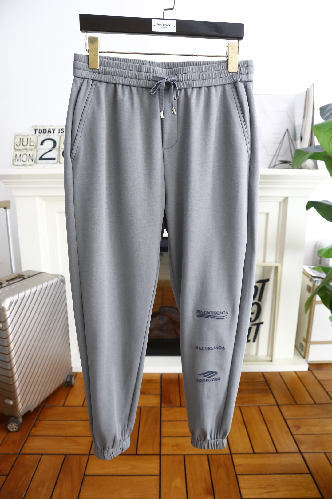 NO:494257,Balenc*aga. 25 summer new product versatile casual trousers for men!  Luxury brand classic custom LOGO design is easy to use!  Elastic waist and close the casual combination without restraint!  The same product for overseas European counters, the upper body is fashionable and sporty, very low-key and luxurious!  The stitching of the turner is delicate and strong!  Perfect three-dimensional tailoring, highly recommend buying the product!  Counter sizes 48-58, shipped the next day!  ,balenciaga,balenciaga,alexander wang19860909巴黎世家/Balenc*aga. 25夏季新品男士百搭休闲长裤！奢华品牌经典定制LOGO设计上身随意舒服！松紧腰收口休闲搭配无束缚感！海外欧洲专柜同品,上身时尚运动显时尚,很低调且不失奢华品味！车工缝线细致而强悍！完美立体剪裁,强烈推荐购入货色！专柜尺码48-58,隔天出货！,,balenciaga,balenciaga,alexander wang,Men's clothing