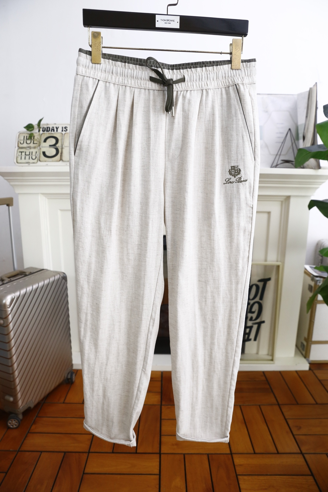 NO:494270,LP. 25 new model released!  LP fashion men's versatile casual trousers!  Luxury brand classic embroidery exquisite LOGO design!  Comfortable and breathable fabric for summer!  Fashionable and versatile style, very good on the upper body!  The two-sided wipe bags are paired with elastic waist and excellent comfort. The trendy men's must-have items for traveling!  Two colors!  Size 29-38, shipped the next day!  loro piana alexander wang19860909LP. 25新款发布！LP时尚男士百搭休闲长裤！奢华品牌经典绣花精致LOGO设计！采用夏季舒适透气面料！时尚潮流百搭款,上身非常赞！两侧擦袋搭配松紧腰舒适感极佳潮男出行必备单品！两个颜色！尺码29-38,隔天出货！,,loro piana,alexander wang,Men's clothing