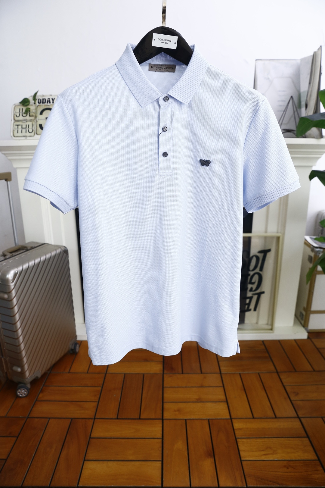 NO:494294,Baodie Home/BV. 25 new summer products!  Fashionable and versatile casual men's lapel POLO chest brand LOGO highlights the matching!  The essential artifact fabric for trendy men in summer is made of comfortable, breathable and fine Judy cotton!  Classic three-button design!  The texture is very delicate, the details are exquisite and the craftsmanship is exquisite, and the auxiliary materials are all supplied to foreign merchants!  Counter size: M-3XL, three colors!  Shipping the next day!  ,,bottega veneta,bottega veneta,alexander wang19860909葆蝶家/BV. 25夏季新品！时尚百搭休闲男士翻领POLO胸前品牌LOGO突出搭配！潮男夏季必备神器面料采用舒适透气加细朱迪棉！经典三扣设计！质感非常细腻,细节工艺精湛考究,辅料皆为外商客供！专柜尺码:M-3XL,三个颜色！隔天出货！,,bottega veneta,bottega veneta,alexander wang,Men's clothing