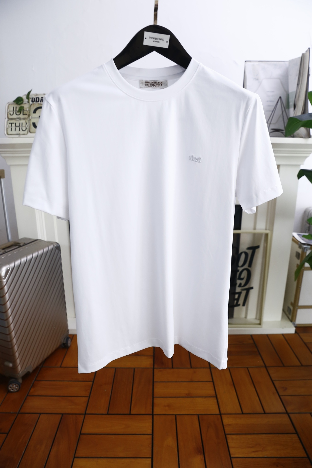 NO:494304,Brunello Cucinelli. New summer short-sleeved men!  Luxury classic brand customized LOGO design!  High-end customization, fashionable and versatile!  It is made of comfortable and breathable cotton fabric, which feels super soft and delicate, and is comfortable to wear. High-end boutique. The fine OEM factory makes it very good. A must-have item for men!  Size 48-58, shipped the next day!  brunello cucinelli,T-shirt,alexander wang19860909Brunello Cucinelli. 夏季新款男士短袖！奢华经典品牌定制LOGO设计！高端定制 时尚百搭爆款！采用舒适透气棉面料手感超柔软细腻 穿着亲肤舒适 高端精品 代工厂精细做上身非常赞 男士必备单品！尺码48-58,隔天出货！,,brunello cucinelli,T-shirt,alexander wang,Men's clothing