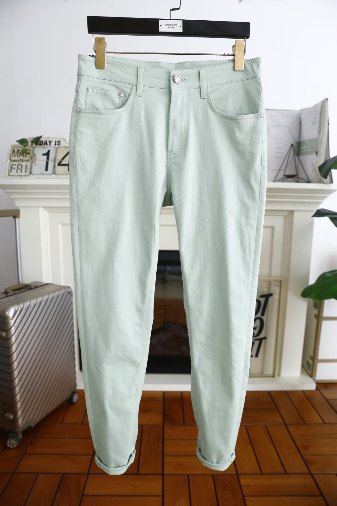 NO:494251,Vans*/Vers*ce. 25 original single high-end men's jeans!  Luxury classic custom LOGO accessories. It is very comfortable to wear, low-key and luxurious. It is very classy when worn. There is no need to say much about the style and cutting of the pants. The upper body is exquisite and vivid, and the top quality is top-quality. The selection of truly palace-grade denim. High-end top-washed denim fabric is of excellent quality. It has made the pants very soft after heavy washing!  Not picky about people, the upper body is absolutely stylish and extremely luxurious. Counter size 28-38, shipped the next day!  , versace, versace, jeans, alexander wang19860909范思*/Vers*ce. 25原单高端男士牛仔裤！奢华经典定制LOGO配饰 身穿着非常舒适 低调不失奢华 穿出去非常有档次 裤型款式和裁剪亦无需多言 上身精致跃然高档一等一顶级质料 真正殿堂级的牛仔布选用 高档顶级洗水牛仔面料,品质卓然,经过重水洗使得裤子很柔软！不挑人 上身绝对的有型 极度奢华. 专柜尺码 28-38,隔天出货！,,versace,versace,jeans,alexander wang,Men's clothing