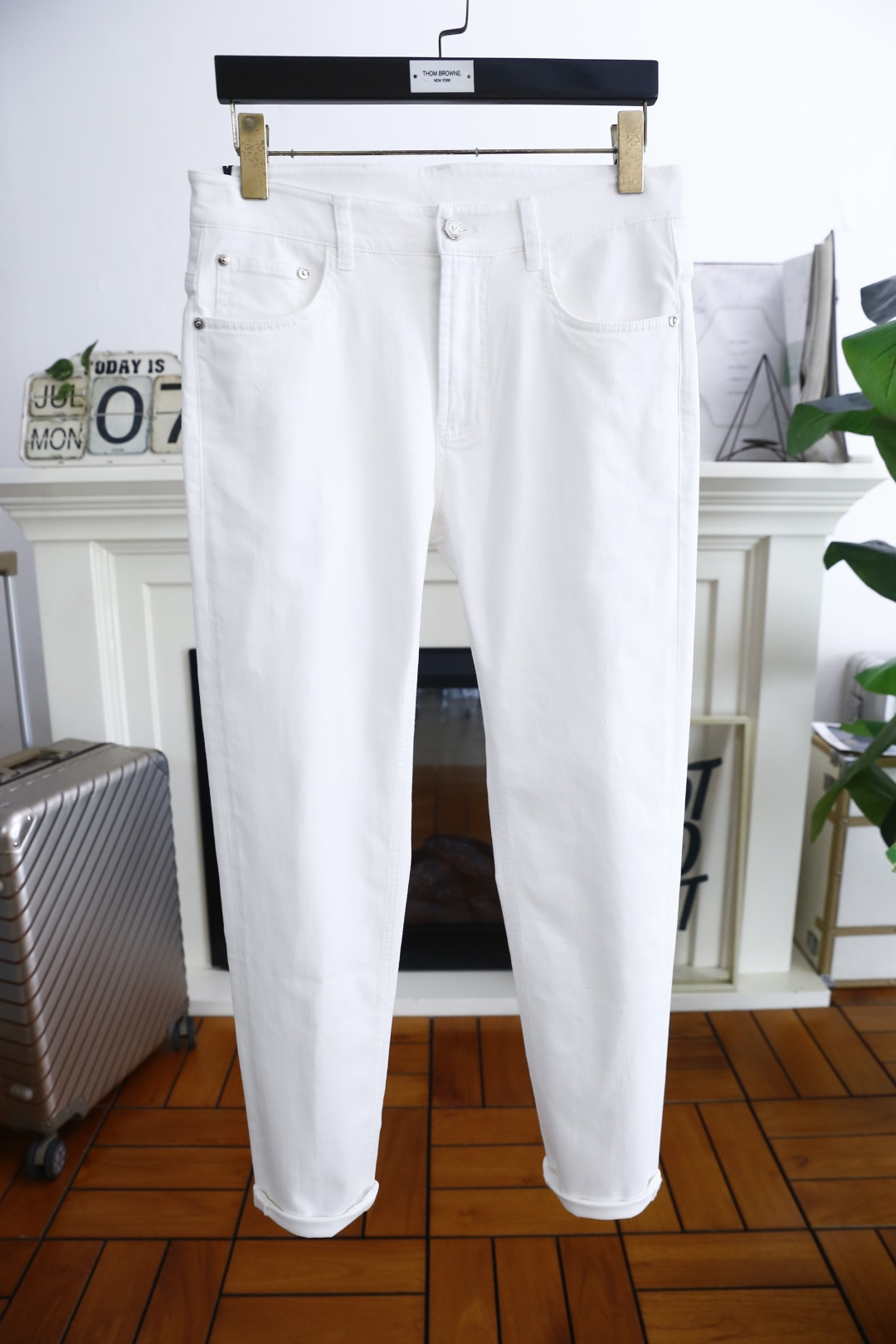 NO:494387,Kavali. 25 new high-end men's casual pants for summer!  Luxury classic brand LOGO accessories, hot-selling models for overseas counters, very comfortable to wear, low-key and luxurious, very classy when worn, no need to say much about the trouser style and cutting, exquisite and vivid high-end and top-quality materials, truly palace-grade denim selection, comfortable custom-made cotton fabric, excellent quality, heavy washing makes the pants very soft!  Not picky about people, the upper body is absolutely stylish and extremely luxurious. Counter size 28-38, shipped the next day!  ,alexander wang19860909卡瓦丽. 25夏季新品高端男士休闲裤！奢华经典品牌LOGO配饰 海外专柜热销款 身穿着非常舒适 低调不失奢华 穿出去非常有档次 裤型款式和裁剪亦无需多言 上身精致跃然高档一等一顶级质料 真正殿堂级的牛仔布选用 采用舒适定制棉面料,品质卓然,经过重水洗使得裤子很柔软！不挑人 上身绝对的有型 极度奢华. 专柜尺码 28-38,隔天出货！,,alexander wang,Men's clothing