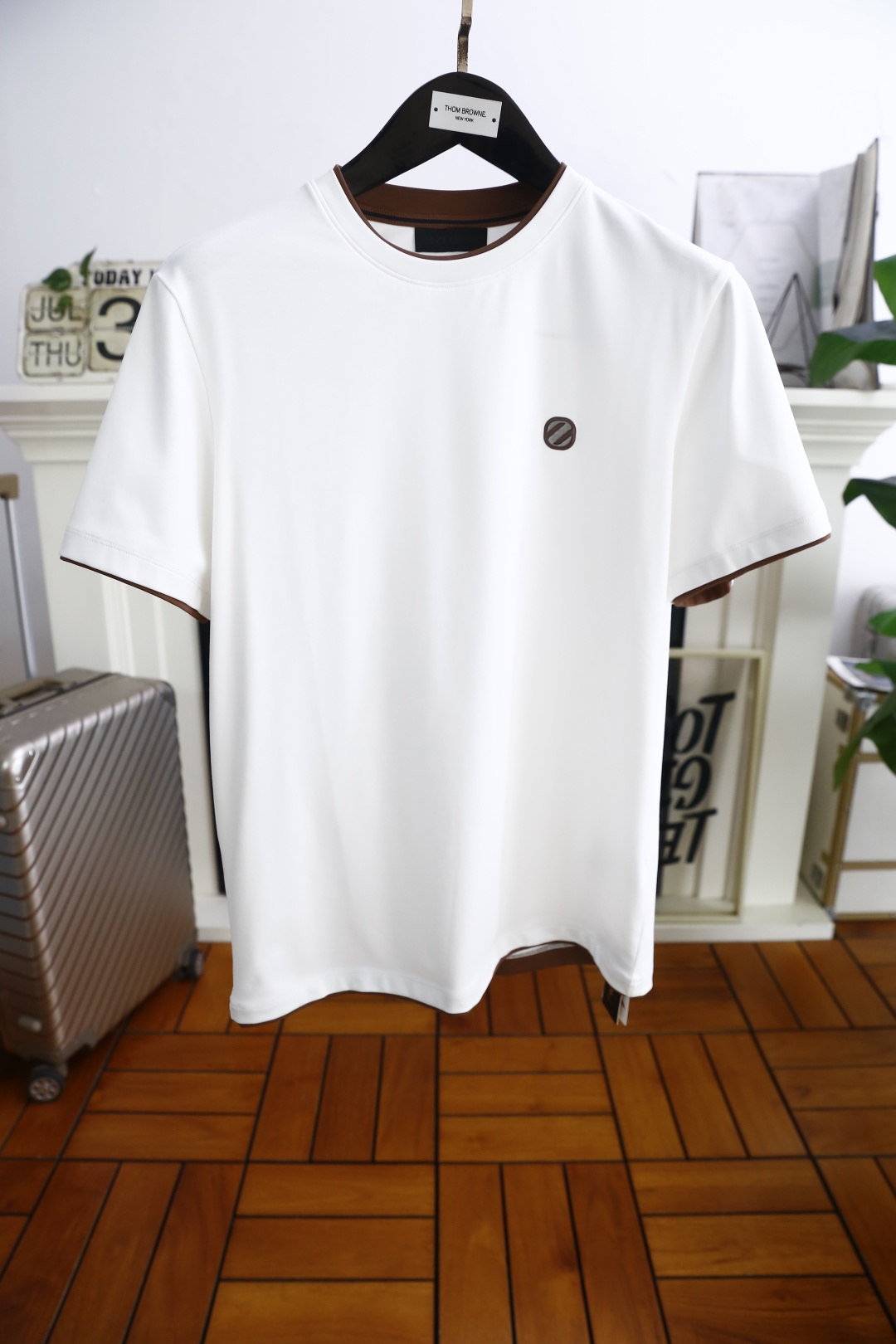 NO:494460,Jeni*/Ze*na. The new summer products of men's round neck short sleeves, luxury brand letters LOGO logo on the chest, you can appreciate the youthfulness and fashion sense brought by this design!  The overall style is fashionable and trendy, using comfortable and breathable cotton fabric, soft, skin-friendly and breathable, and has a very crisp and crisp drooping feeling. The upper body is fashionable and fashionable colors, a must-have item for trendy men!  Counter size M-3XL, shipped the next day!  ,zegna,T-shirt,alexander wang19860909杰尼*/Ze*na. 夏季新品男士圆领短袖胸前奢华品牌字母LOGO标识标注上身就能体会这款设计带来的年轻与时尚感！整体时尚而有潮流,采用舒适透气棉面料 柔软亲肤透气 ,又有很好的挺括 垂感 上身时尚潮流色系,潮男必备单品！专柜尺码M-3XL,隔天出货！,,zegna,T-shirt,alexander wang,Men's clothing